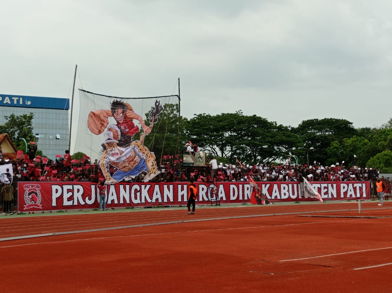 Penonton memenuhi tribun Stadion Joyokusumo di sisi utara di awal berjalannya kompetisi Liga 2 musim 2024/2025. (ACHMAD ULIL ALBAB/RADAR PATI)