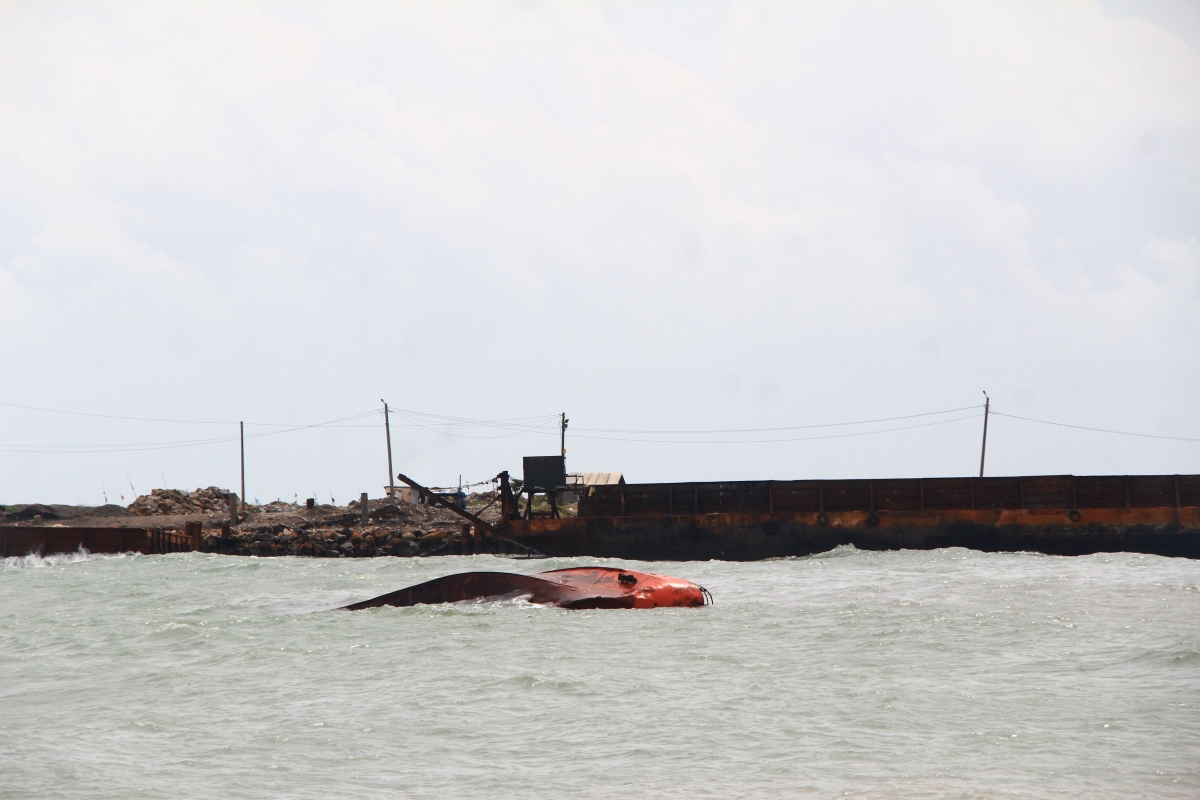 TENGGELAM: Kapal SPOB SSS tenggelam di pelabuhan Sluke Rembang, kemarin.