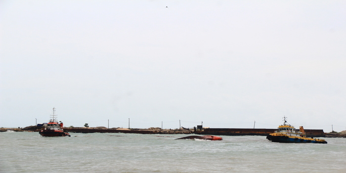 EVAKUASI: Dua kapal tug boat membantu proses evakuasi penyebaran oil boom pada kapal SPOB SSS yang kandas dan tenggelam di pelabuhan Sluke Rembang, kemarin.