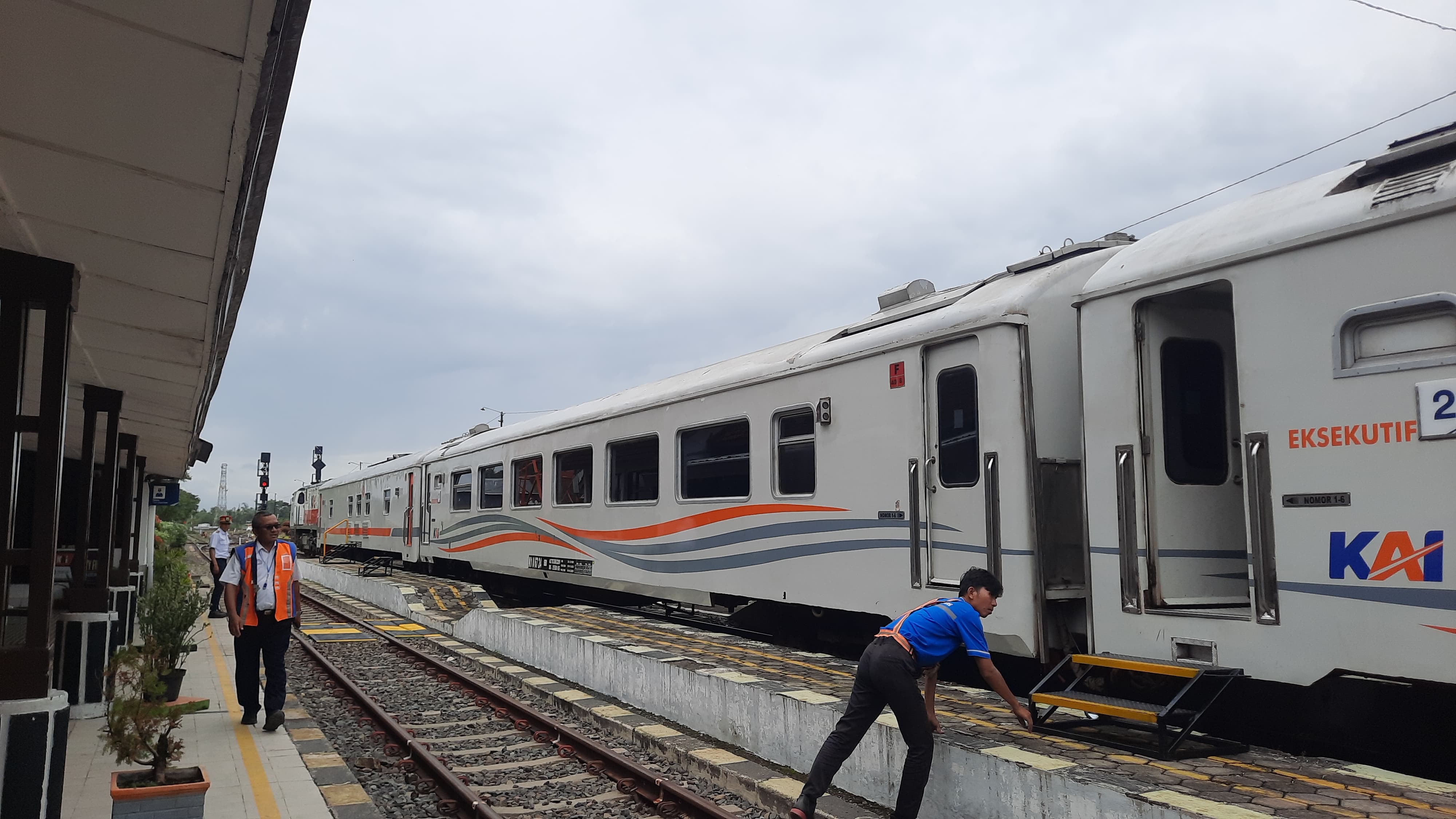 BEROPERASI: Kereta api (KA) Sancaka Utara saat berhenti di Stasiun Gambringan, Kecamatan Toroh, Grobogan.