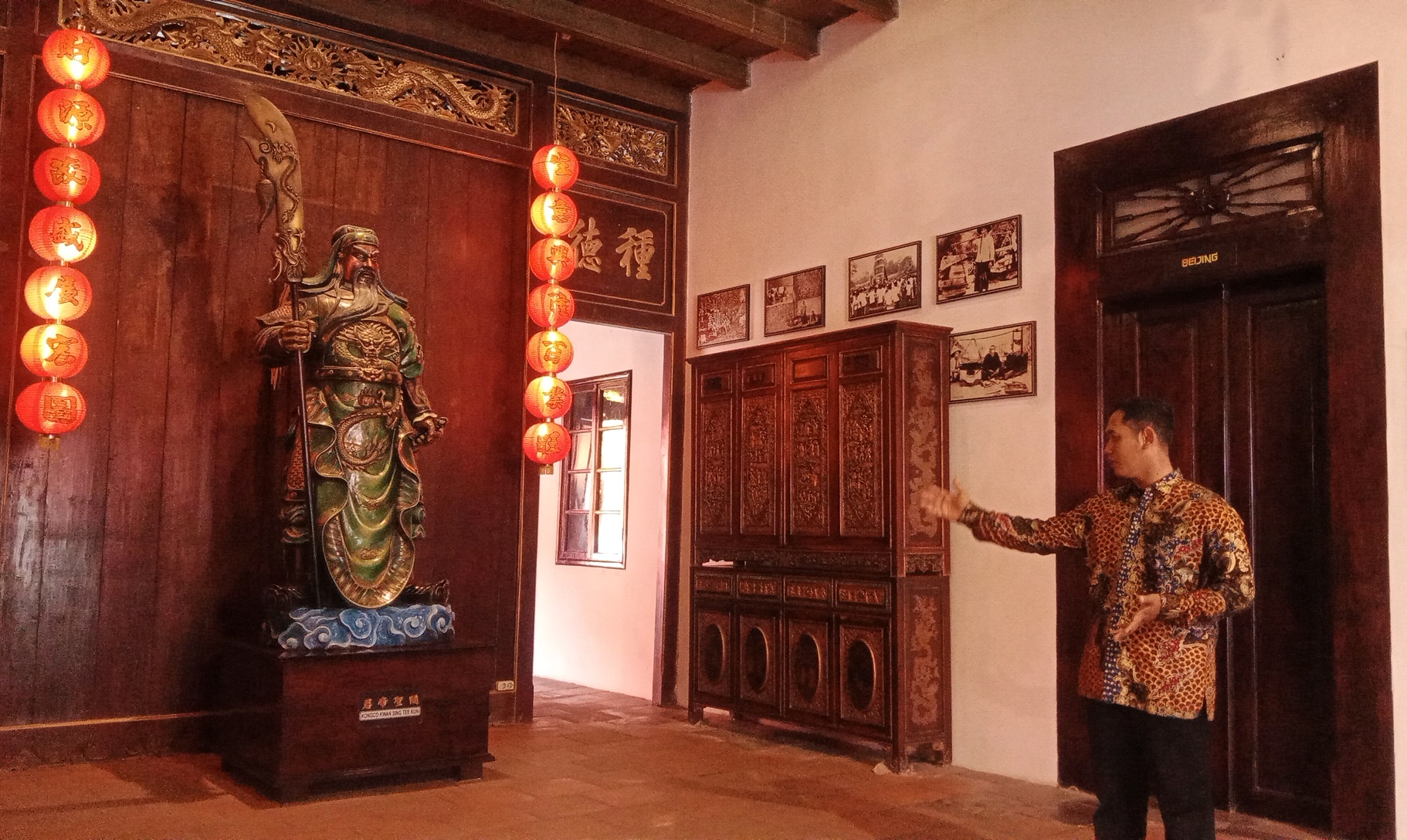 IKONIK: Ahmad Niam, Pramuwisata di Rumah Merah Heritage menunjukkan salah satu ruangan yang ada di Rumah Merah.
