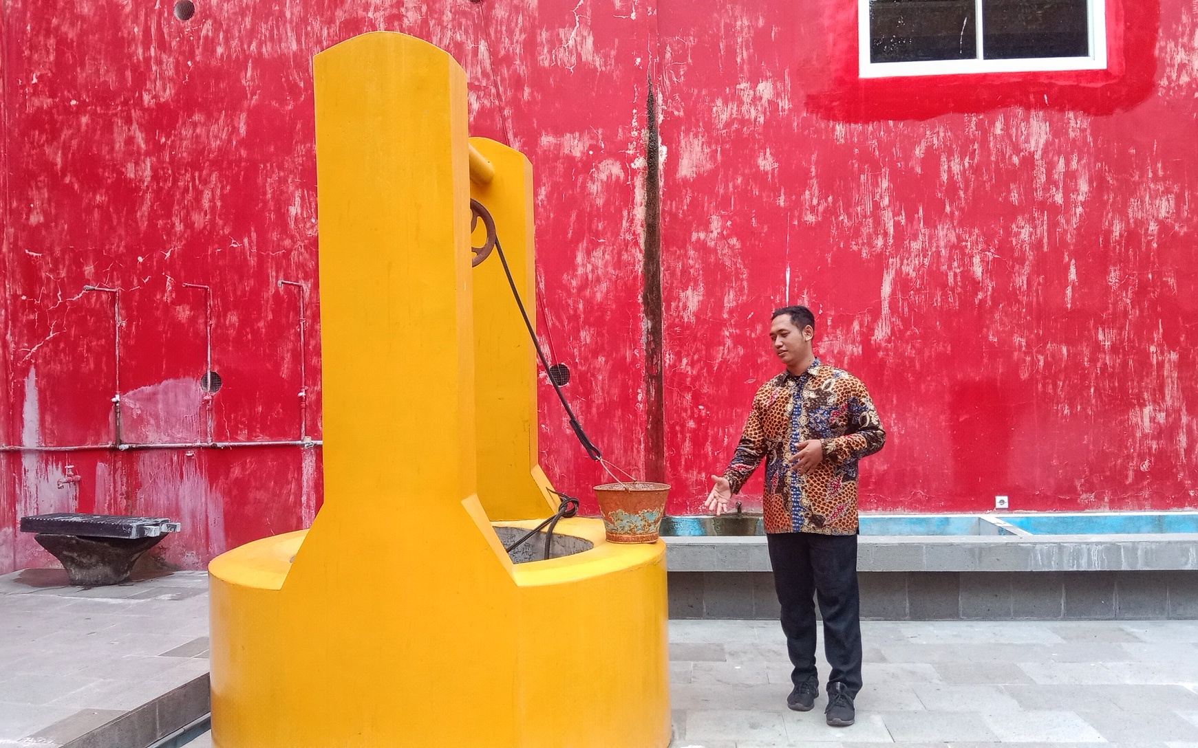 TUA: Ahmad Niam, Pramuwisata di Rumah Merah Heritage menunjukkan salah satu sumur yang ada di Rumah Merah