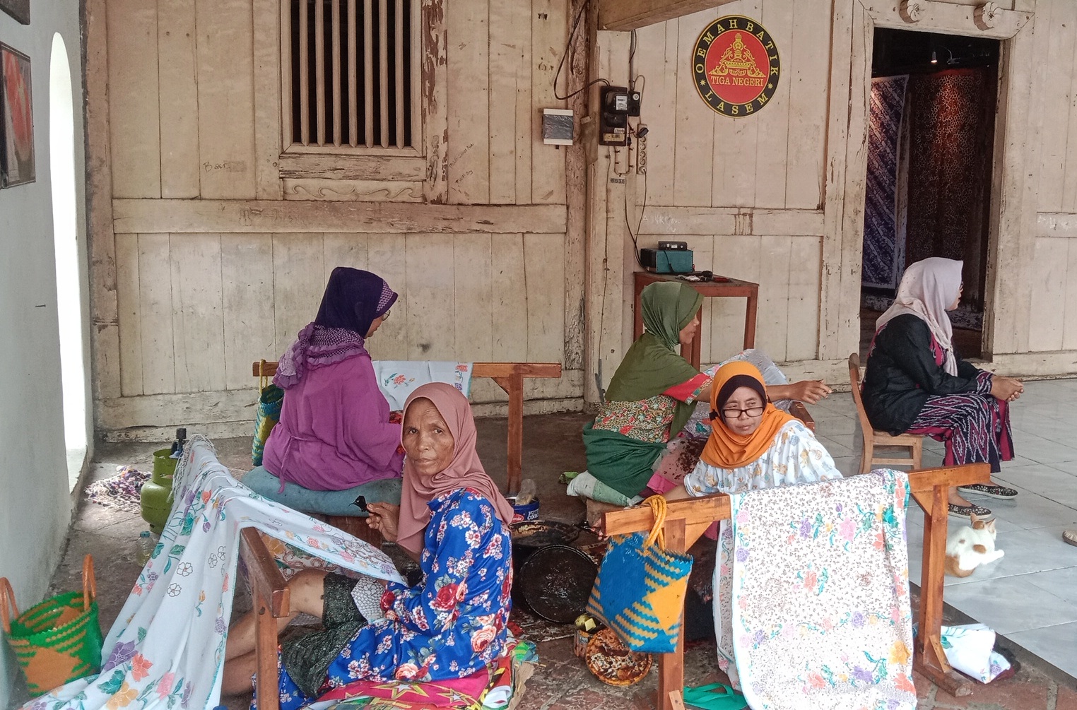 TELITI: Ibu-ibu sedang membuat batik di rumah pengrajin batik, kompleks Rumah Merah