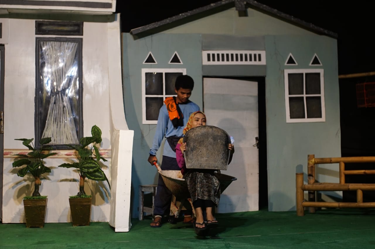 Teater AS Sekolah Tinggi Agama Islam Pati (STAI Pati) berhasil menggelar pentas produksi kelimanya pada Jumat (31/1) malam.  (ACHMAD ULIL ALBAB/RADAR KUDUS)