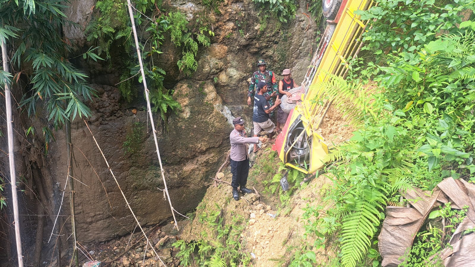 TERJUN BEBAS: Truk membawa material masuk jurang Sungai Mambe, Desa Sumber Jatihpohon, Kecamatan Grobogan menjadikan sopir meninggal di tempat. (SIROJUL MUNIR/RADAR PATI)