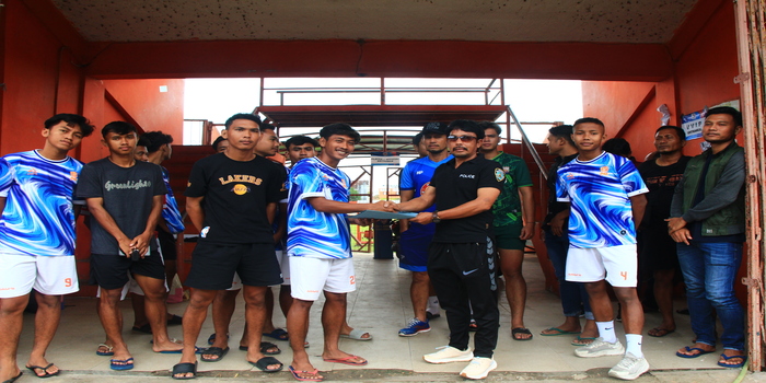 DILUNASI: Manajer PSIR Rembang, Siswa melunasi gaji dan bonus pemain di stadion Krida Rembang, kemarin.
