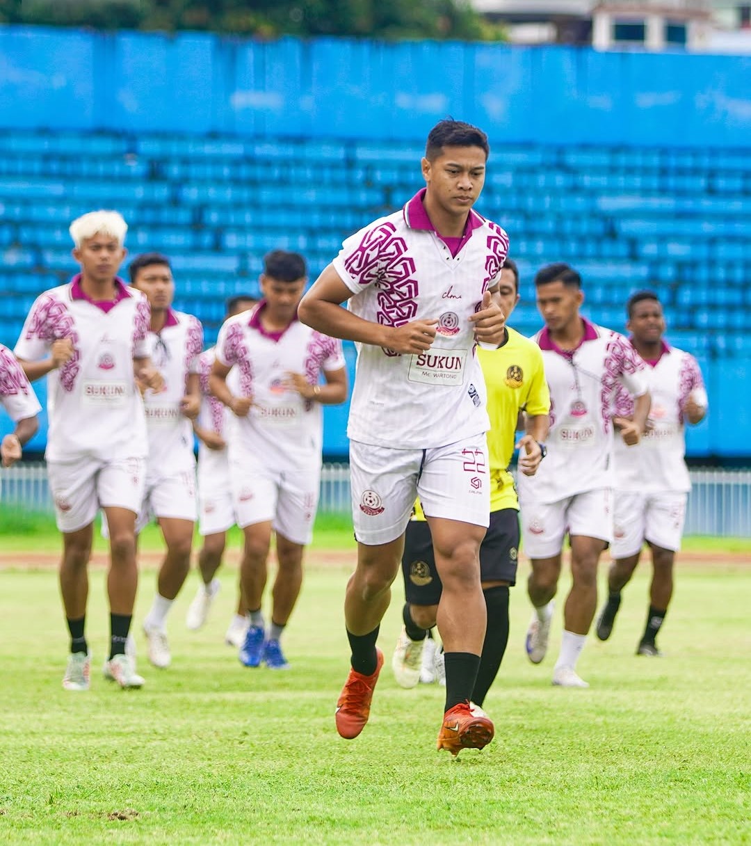 Para pemain Persipa Pati sedang menjajal lapangan Stadion Mandala jelang laga menghadapi Persipura Jayapura.