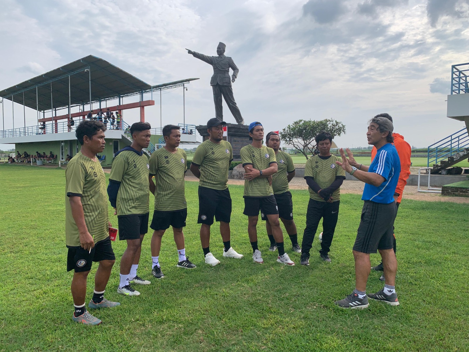 Ronald Lepez instruktur dari KNVB memberikan pelatihan untuk siswa dan pelatih di Safin Pati Sports School selama dua hari di komplek Gelora Soekarno, Mojoagung, Trangkil.