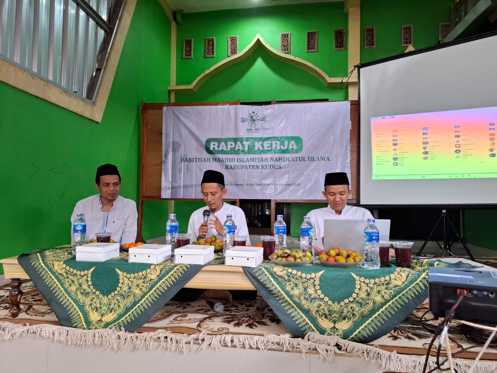 RENCANAKAN PROGRAM: Ketua RMI NU Kudus KH Khifni Nasif memimpin rapat kerja di Pondok Pesantren El-Fath El Islami, Kudus pada Minggu (9/2). (RMI Kudus untuk Radar Pati)