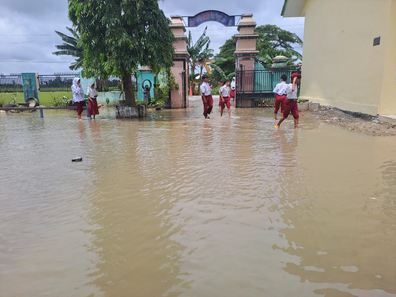 Kondisi banjir di Dukuh Poncomulyo Desa Gadudero Kecamatan Sukolilo berangsur surut kemarin.