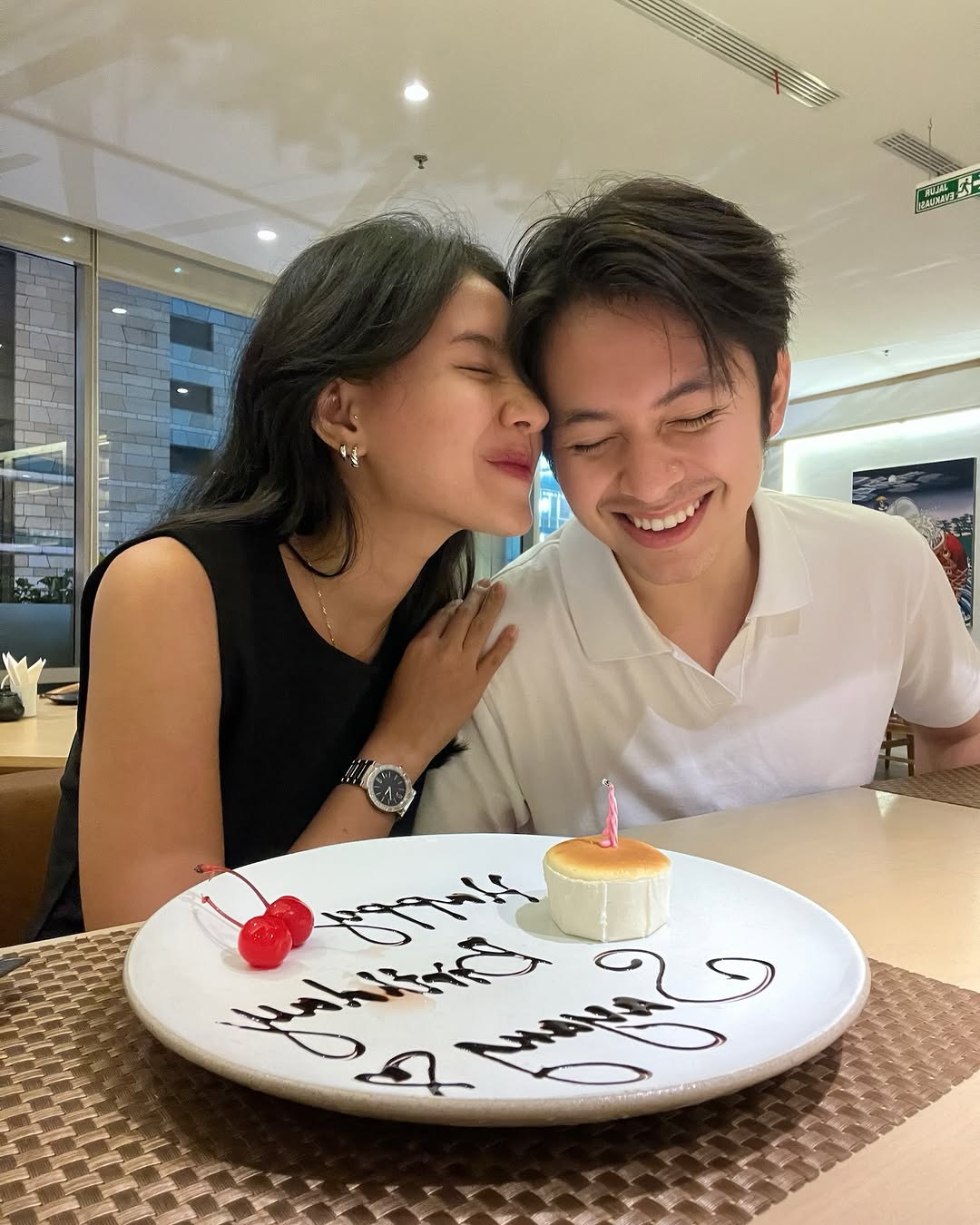 Angga Yunanda dan istrinya Shenina Cinnamon dalam sebuah unggahan di instagram. (DOK INSTAGRAM ANGGA)