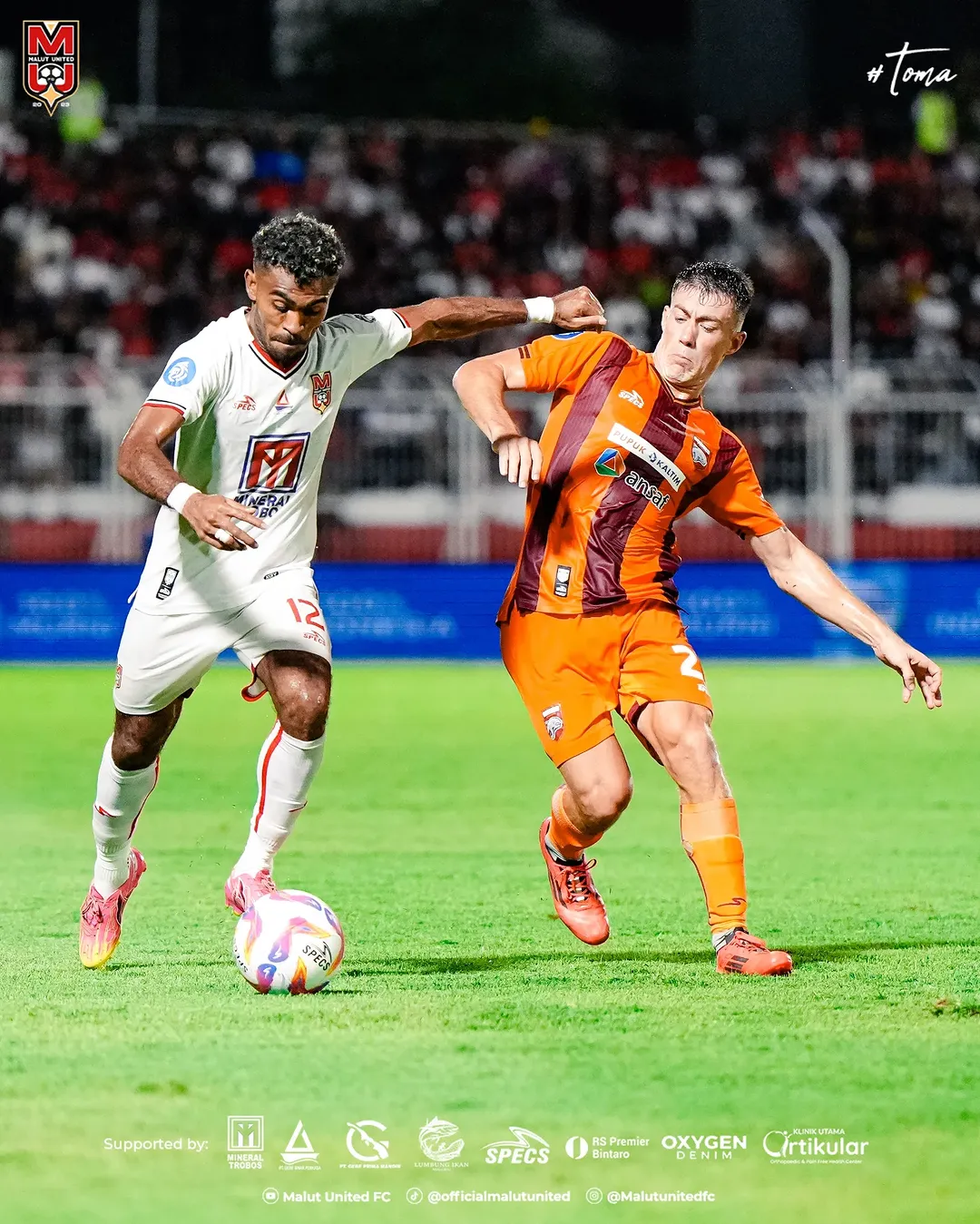 Pemain Malut United Yacob Sayuri menggiring bola melewati pemain Borneo FC. (DOK MALUT UNITED)