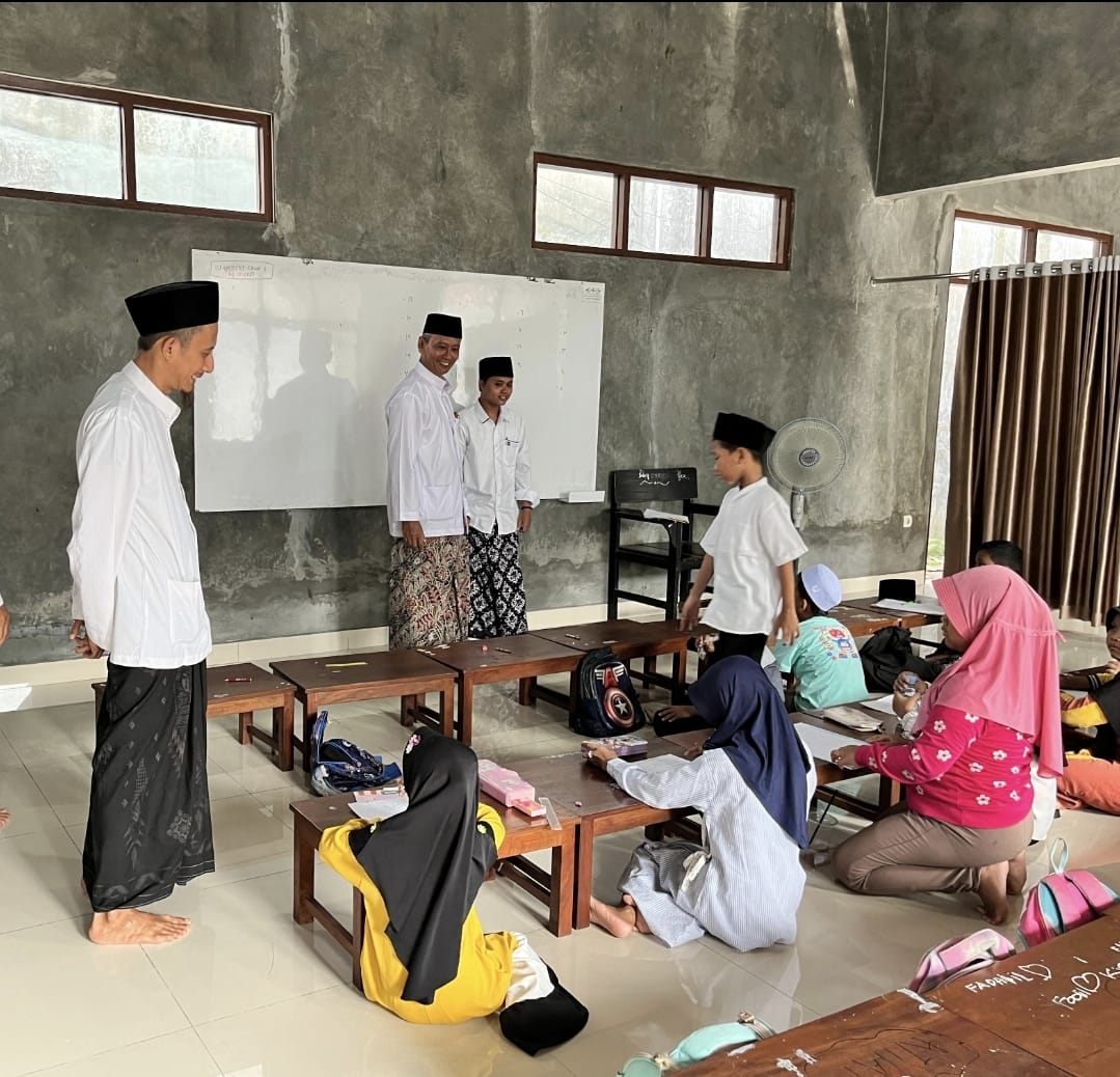 DILEMATIS: Pengurus RMI NU Kudus Khifni Nasif dan H Khumaidi menilik madrasah diniyah di Kecamatan Bae kemarin.
