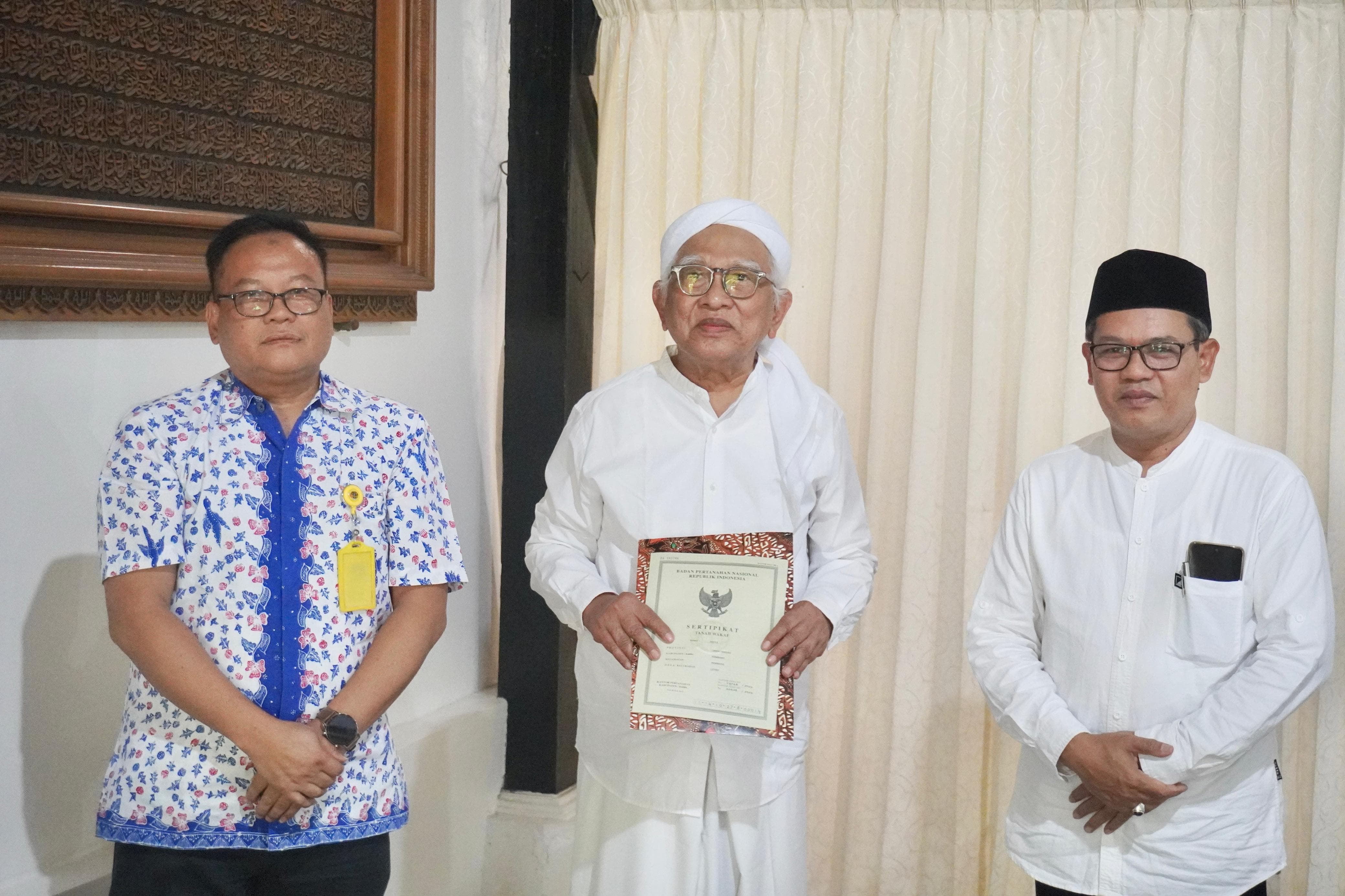 DISERAHKAN: KH Ahmad Mustofa Bisri menunjukan sertifikat yang dikeluarkan Kementerian ATR/BPN didampingi kepala kantor Kemenag Rembang, Moh. Mukson.