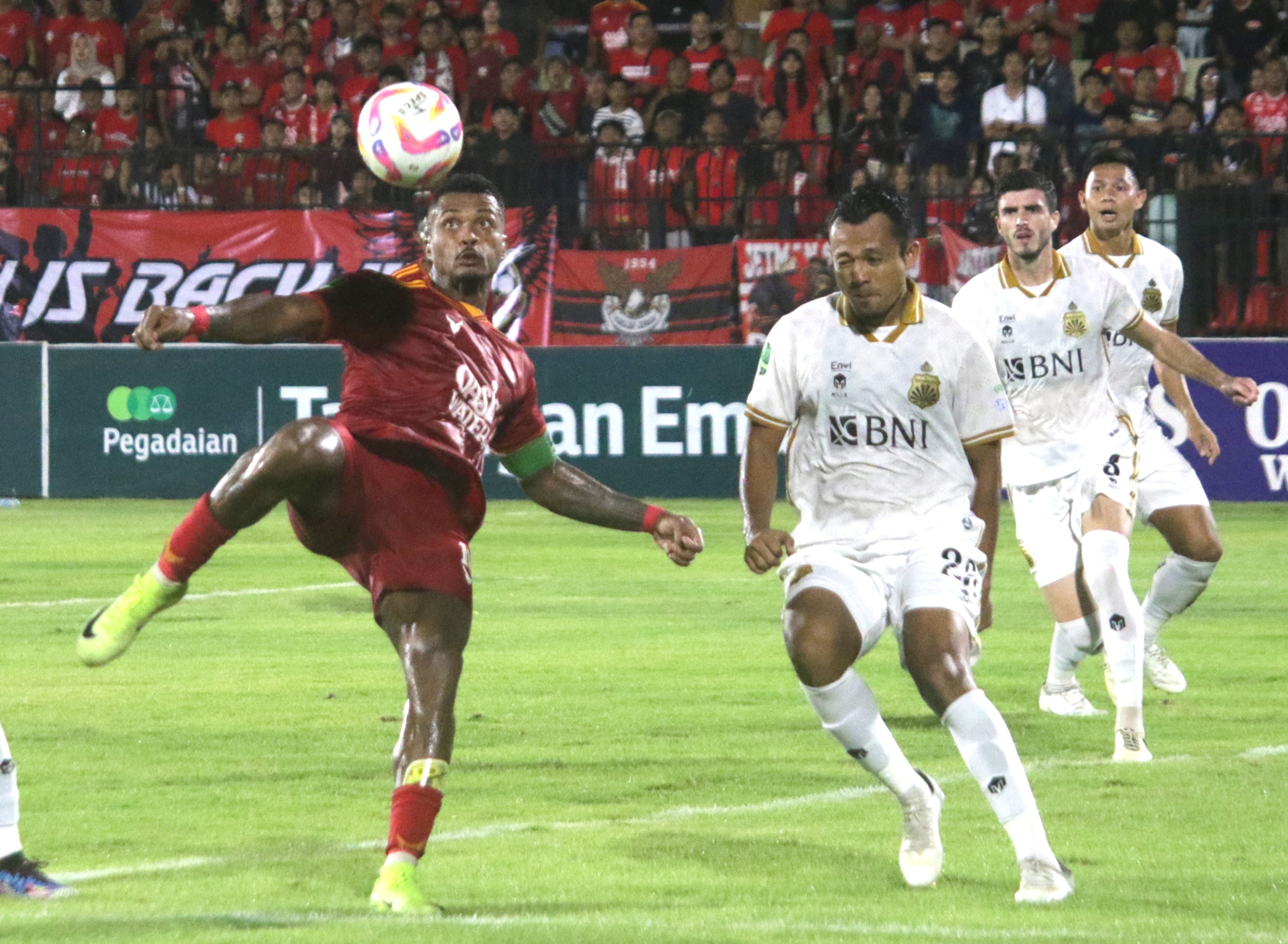 KESEMPATAN: Penyerang Persijap Rosalvo Junior menendang bola ke gawang Bhayangkara Presisi FC dalam laga Liga 2 di Stadion GBK Jepara Rabu (12/2).