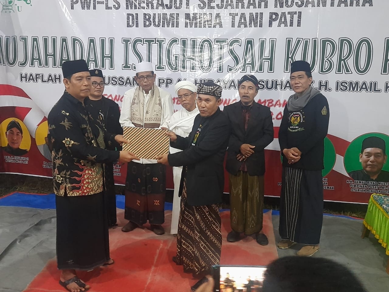 DIRESMIKAN: SK pelantikan PWS-LS diserahkan di Pondok Pesantren Al-Hidayah asuhan K.H. Ismail Kholil Desa Tambahagung, Tambakromo kemarin, 12 Februari 2025 malam.