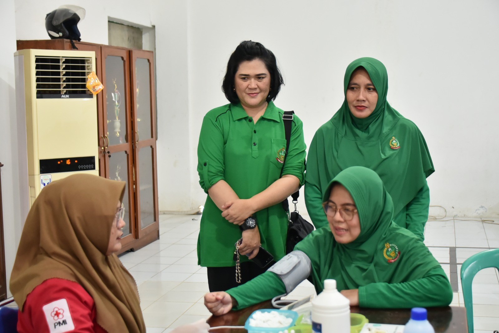 DONOR DARAH: Persit KCK XXXVIII Dim 0717/Grobogan saat melakukan donor darah di aula makodim.