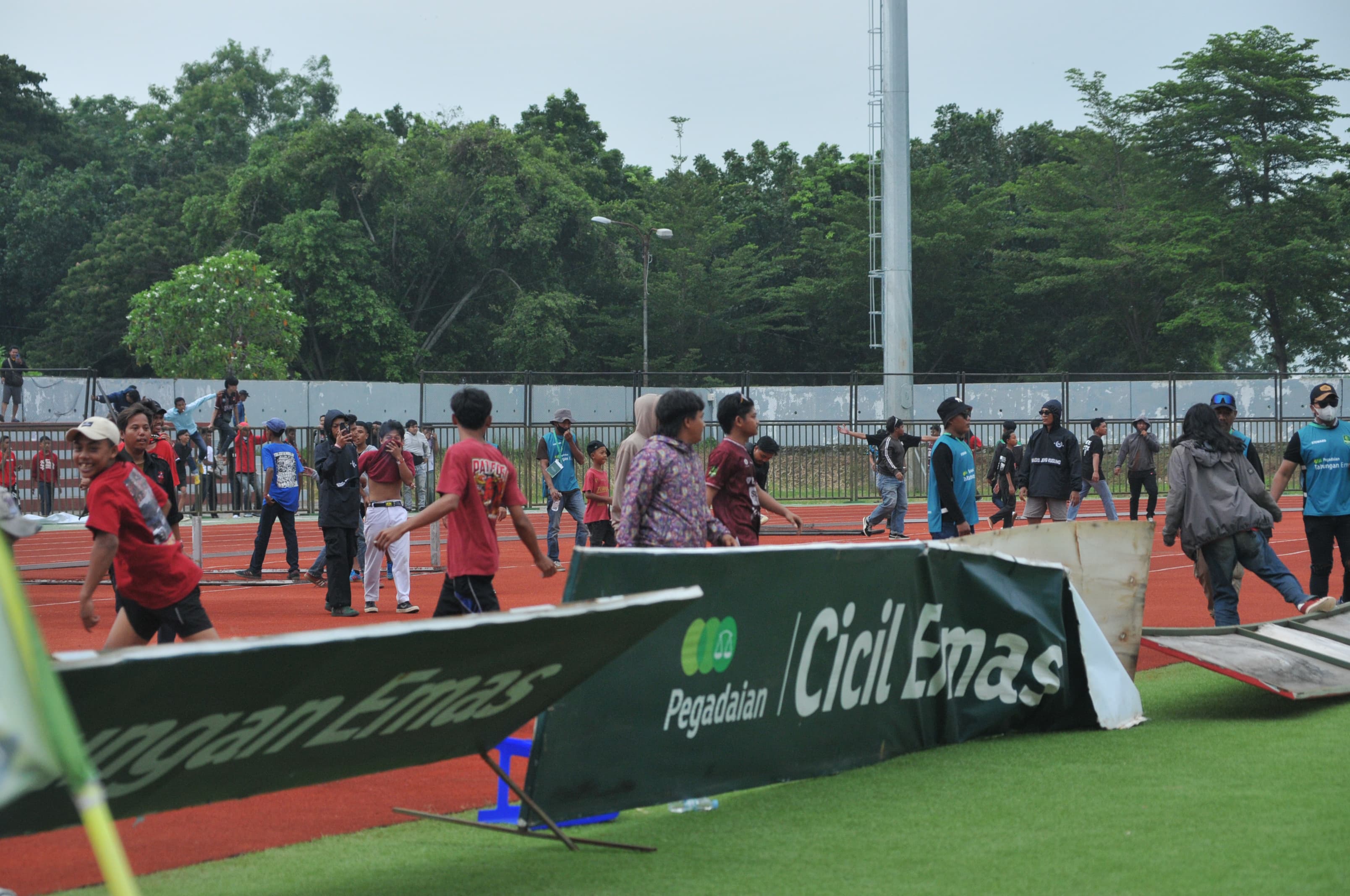 Tampak kerusuhan di area lapangan Stadion Joyokusumo usai pertandingan Persipa Pati menjamu Persipura Jayapura.