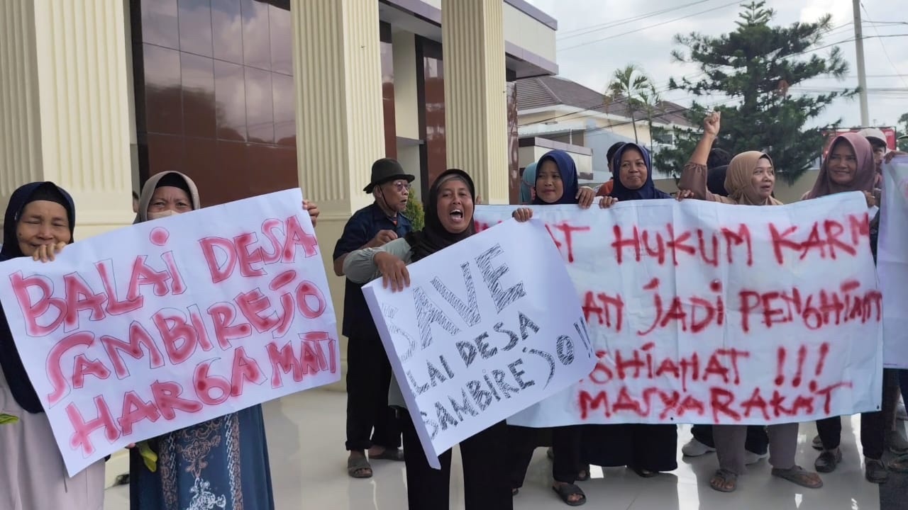 DIPEGANG: Warga Desa Sambirejo, Gabus mendatangi Pengadilan Negeri (PN) Pati kemarin.