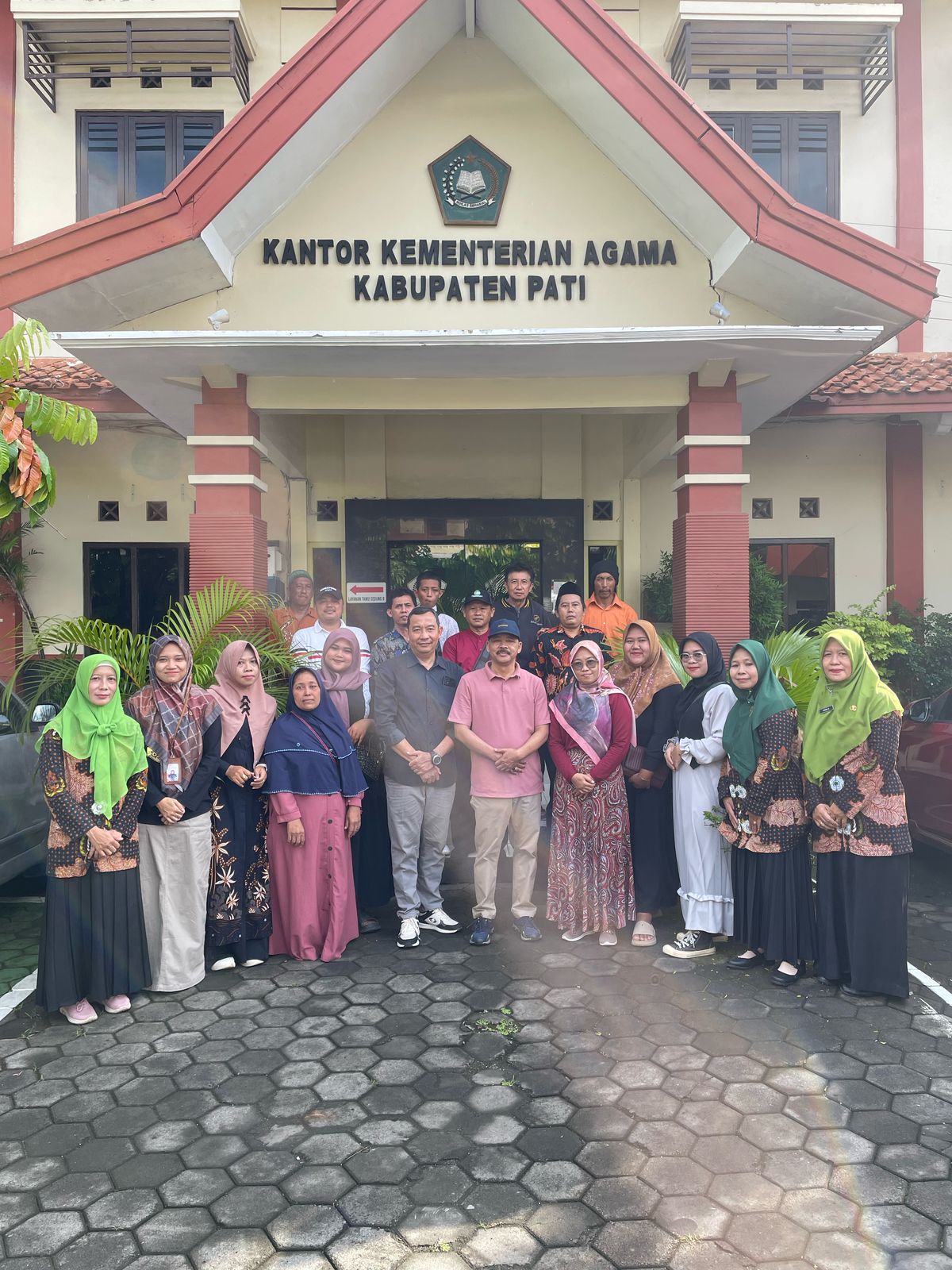 KUMPUL: Mualaf asal Pati di kantor Kemenag setempat bersiap berangkat untuk mengikuti Jambore Mualaf kemarin.