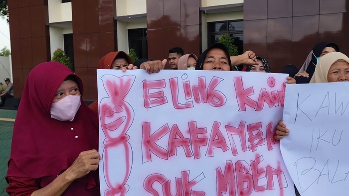 DIPEGANG: Warga Desa Sambirejo, Gabus mendatangi Pengadilan Negeri (PN) Pati belum lama ini.