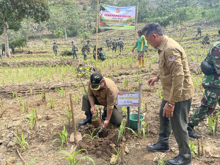 TANAM PENGHIJAUAN: Anggota Kodim 0717 Grobogan bersama Perum Perhutani Purwodadi melakukan tanaman penghijauan di di Desa Sedayu, Kecamatan Grobogan, kemarin.