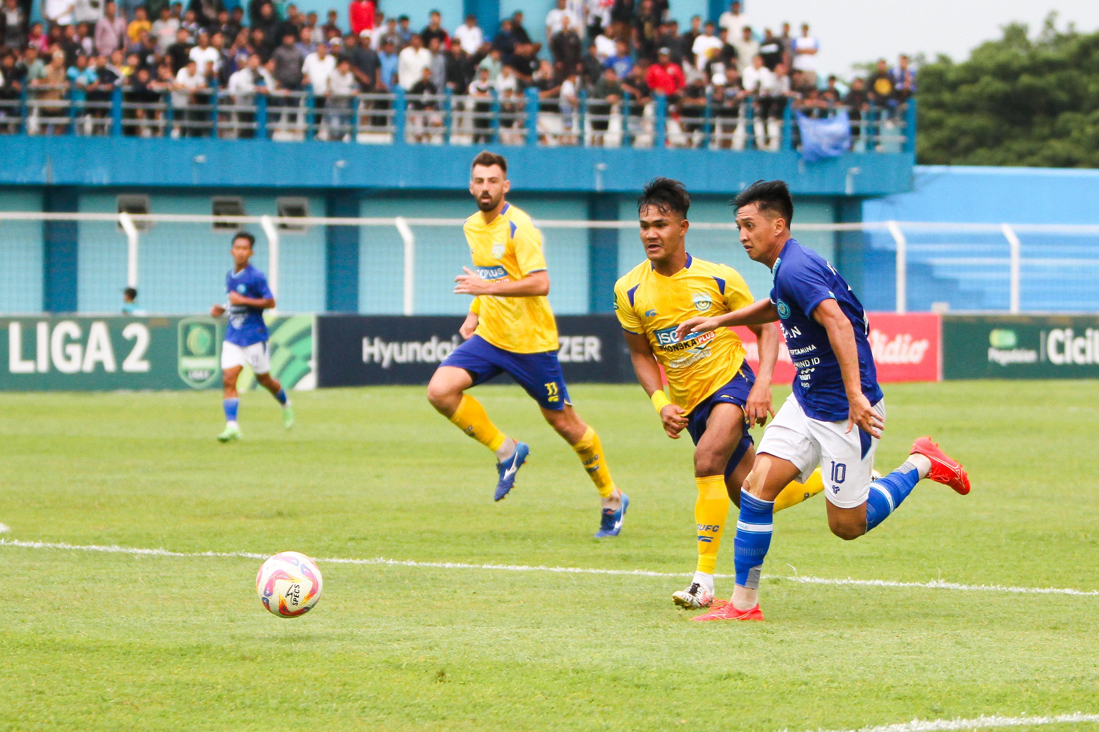 KERJA KERAS: Pemain Persiku Elvateh (kanan) menendang bola ke arah pertahanan Gresik United.  (GALIH ERLAMBANG)