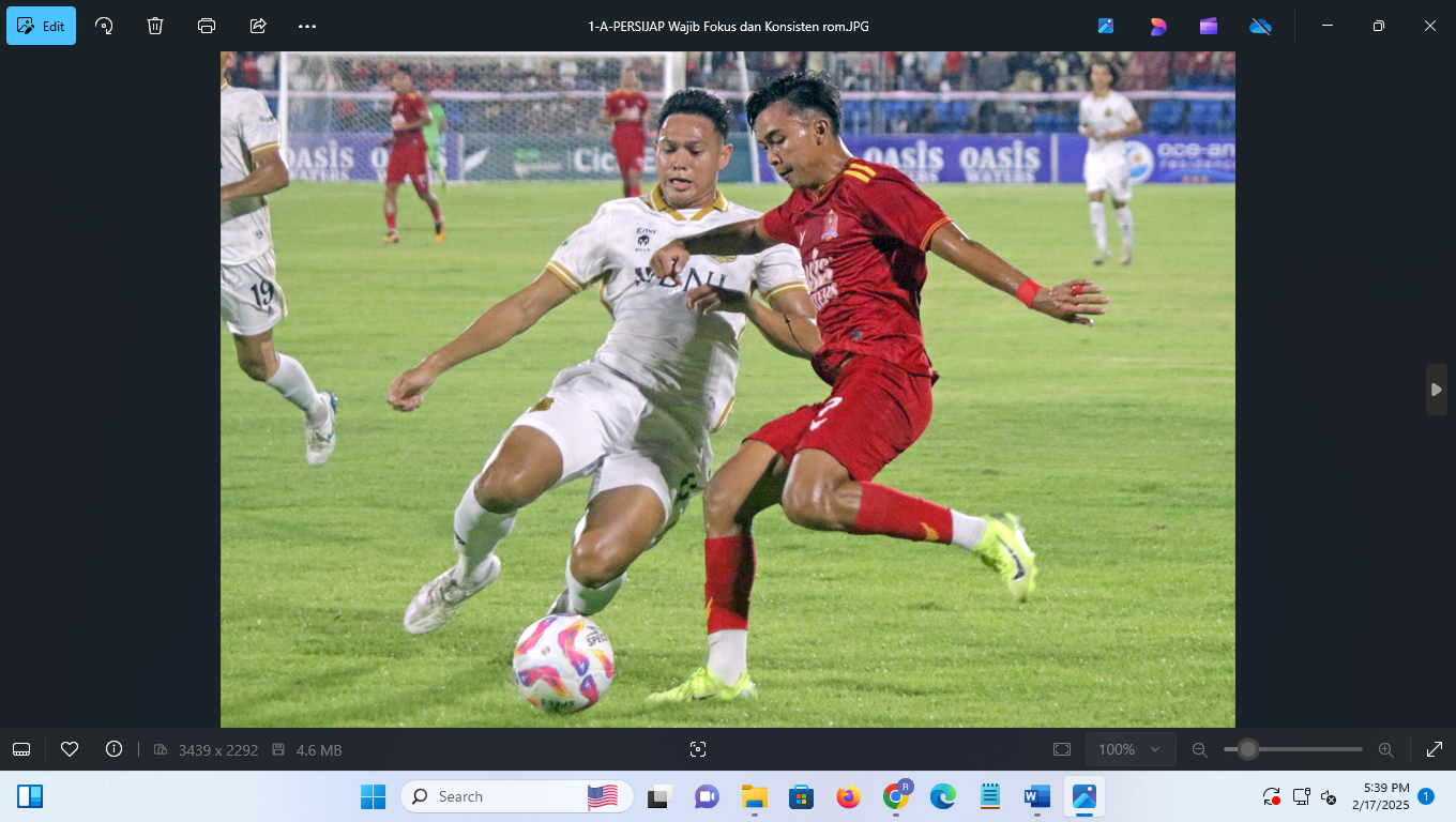 FOKUS: Penyerang Persijap Indra Arya berduel dengan penggawa Bhayangkara FC dalam pertandingan Liga 2 di Stadion GBK Jepara pada Rabu (12/2) lalu. (MOH. NUR SYAHRI MUHARROM)