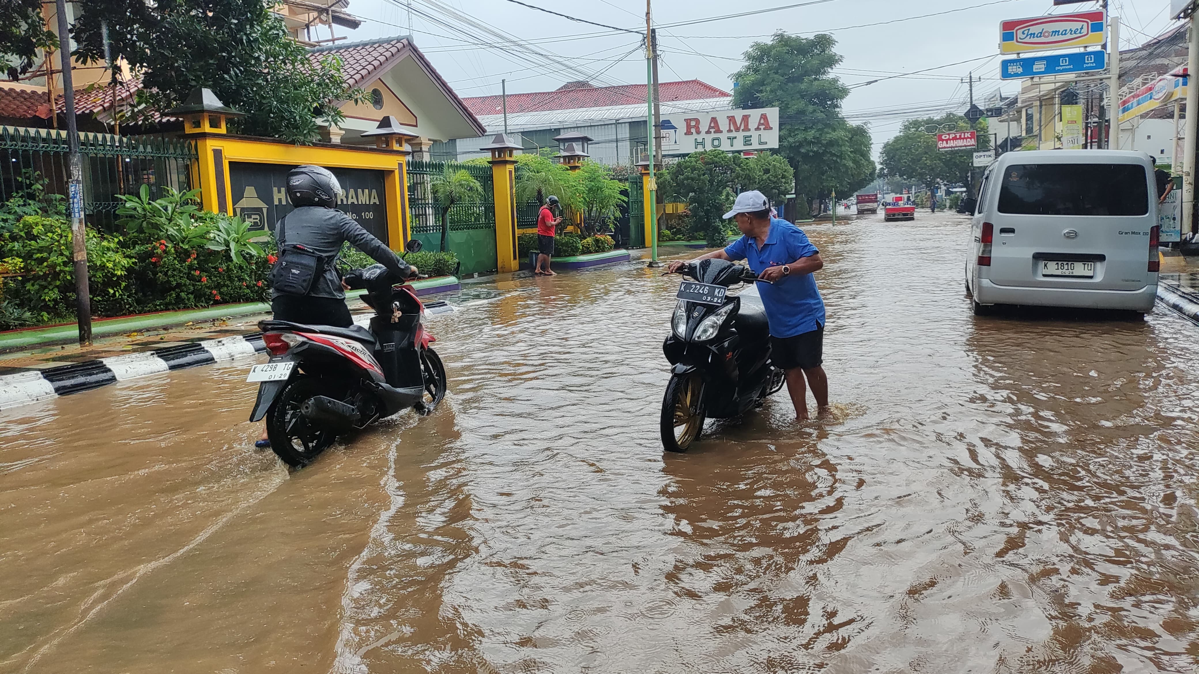 Sejumlah pengendara motor terjebak banjir di Jalan KH Wahid Hasyim, Kelurahan Pati Kidul, Kecamatan Pati, pada Senin (17/2/2025)