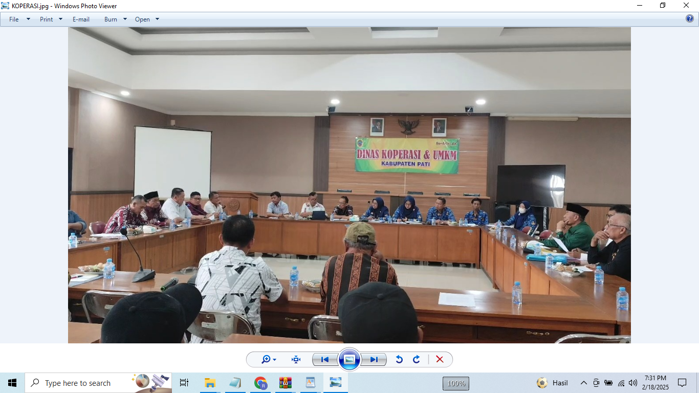 ANDRE FAIDHIL FALAH/RADAR KUDUS DIREMBUK: anggota KUD Sarono Mino Juwana menggelar audiensi di Kantor Dinas Koperasi dan UMKM (Dinkop UMKM) Pati pada Senin (17/2).