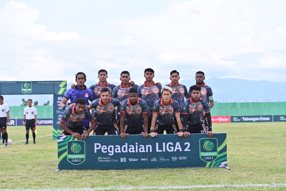 Para pemain Persipa Pati berfoto di Stadion Gawalise Palu sebelum menghadapi Persipal Palu sebagai tim tuan rumah pada Senin (17/2/2025).