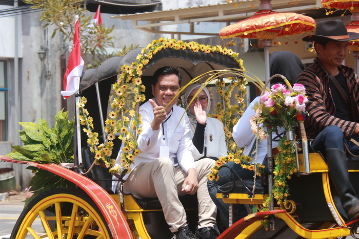 SIAP: Witiarso Utomo didampingi istrinya menaiki delman saat mendaftar ke KPU sebelum Pilkada Jepara beberapa waktu lalu.