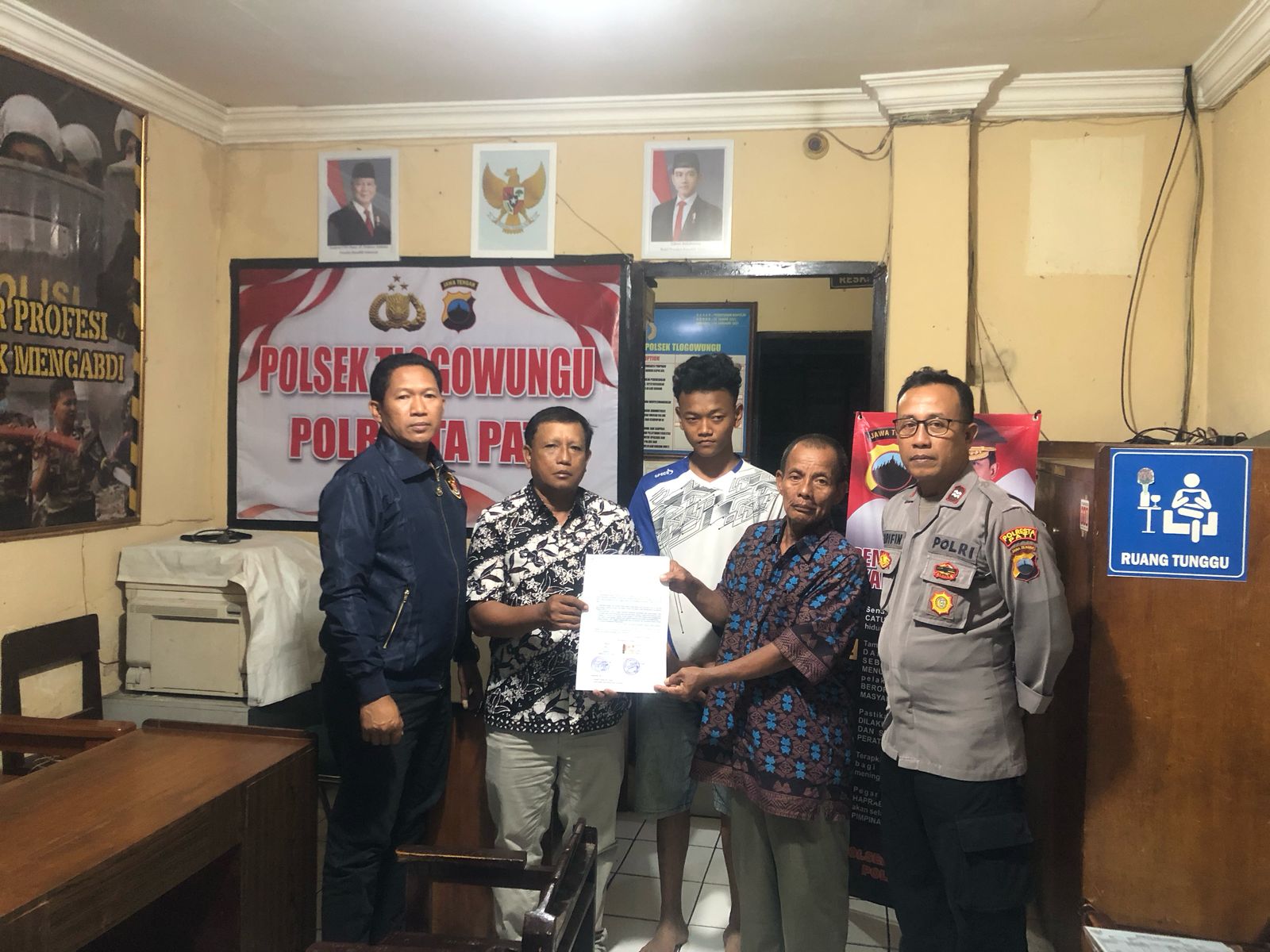 DIAMANKAN: Pencuri pisang viral berinisial AAP diamankan di Polsek Tlogowungu tadi malam. (HUMASRESTA PATI UNTUK RADAR PATI)