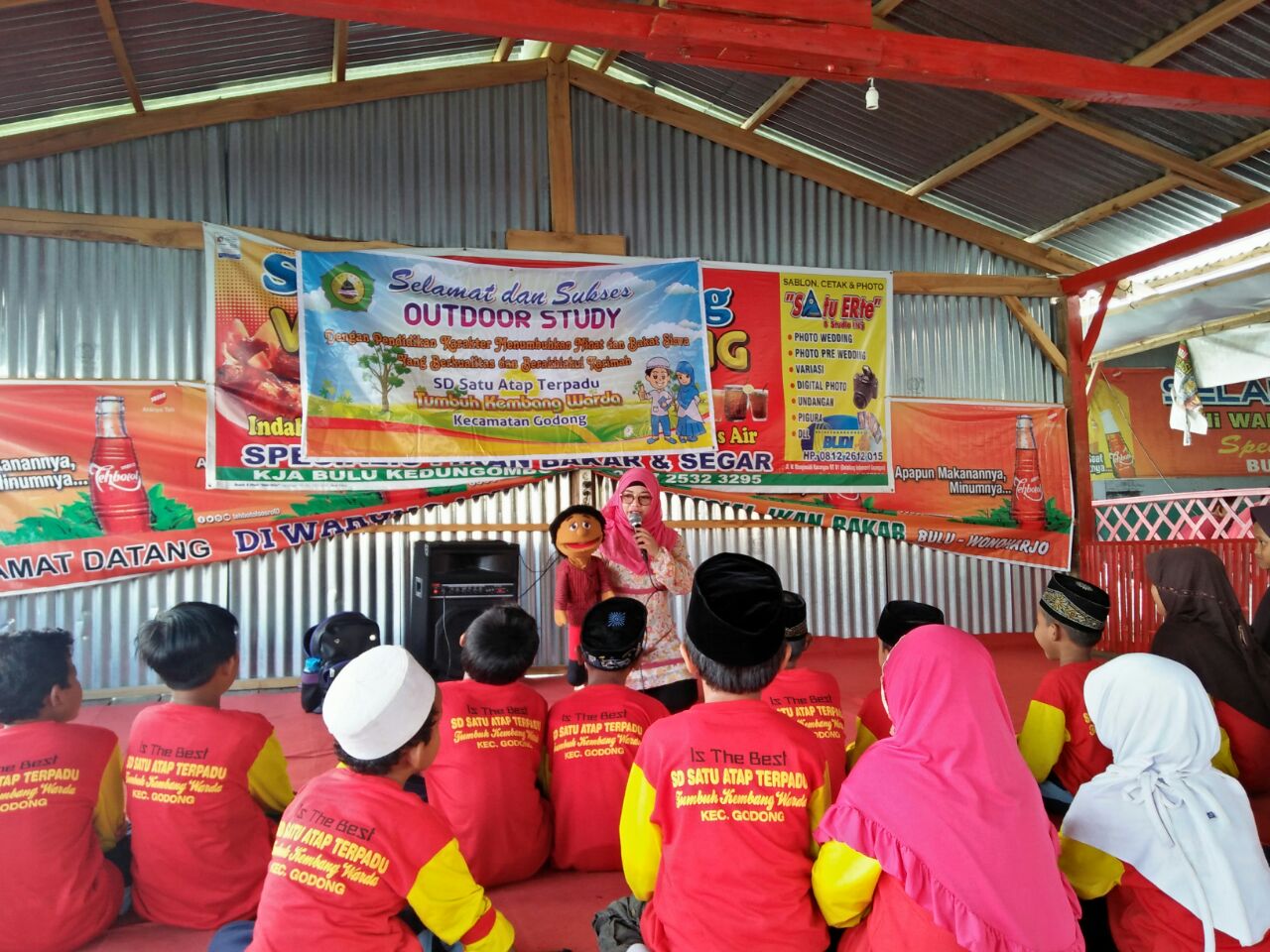 MENDONGENG: Pendongeng asal Grobogan, Yayang Dini saat bertemu anak-anak.