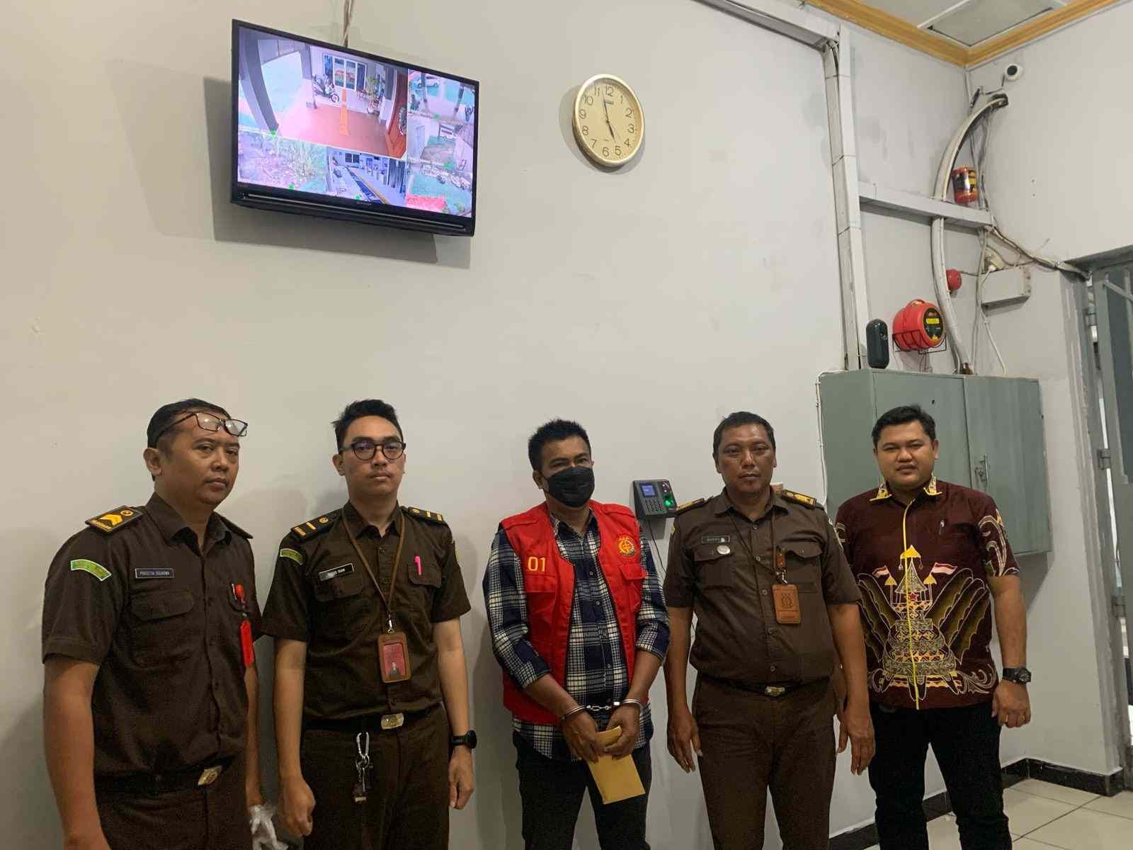 DITAHAN: Perangkat Desa Langse, Margorejo Harjito digiring menuju Lapas Pati belum lama ini. (KEJARI PATI UNTUK RADAR PATI)