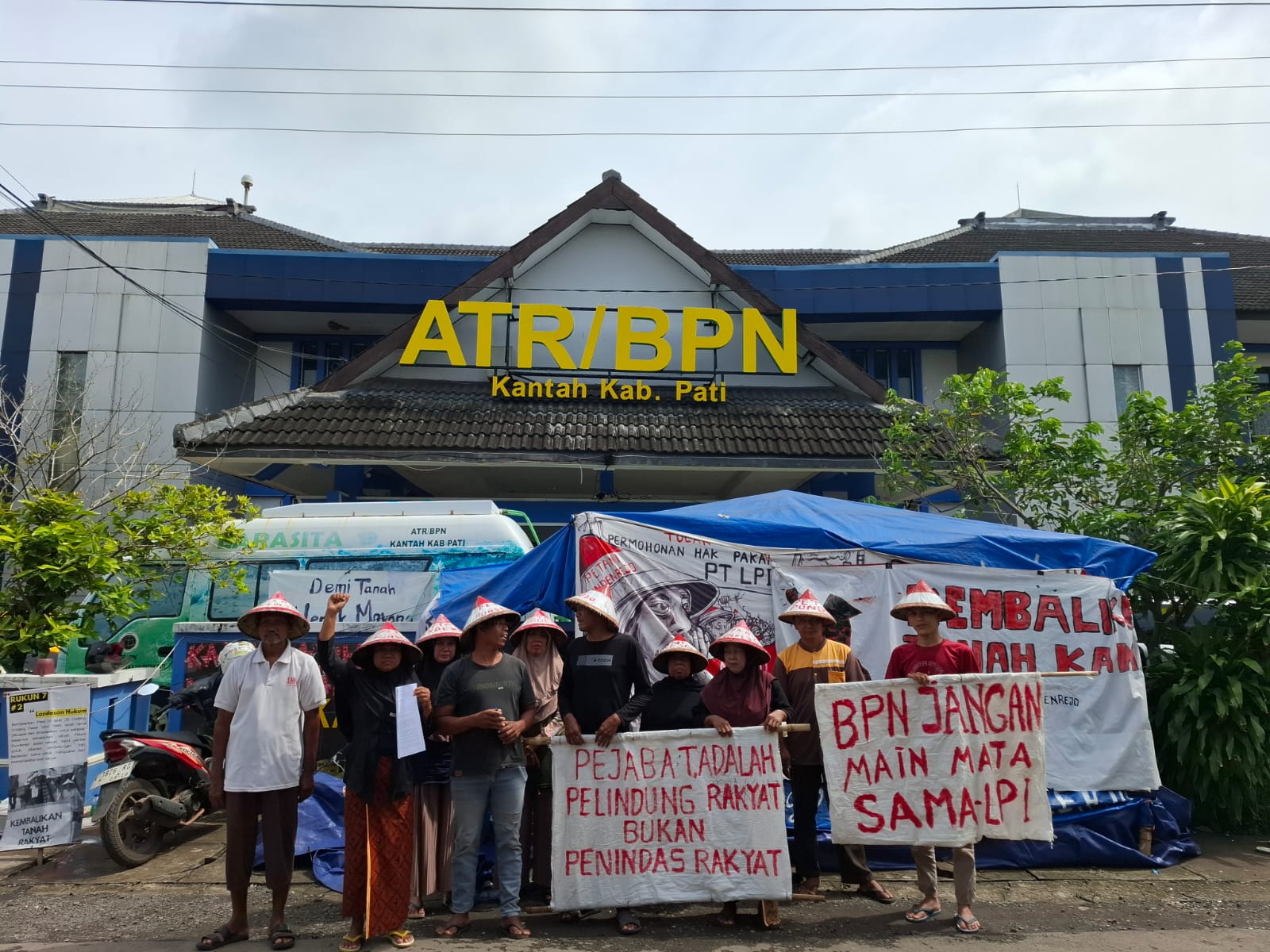 Para petani Desa Pundenrejo menyampaikan aspirasi di Kantor BPN Kabupaten Pati.