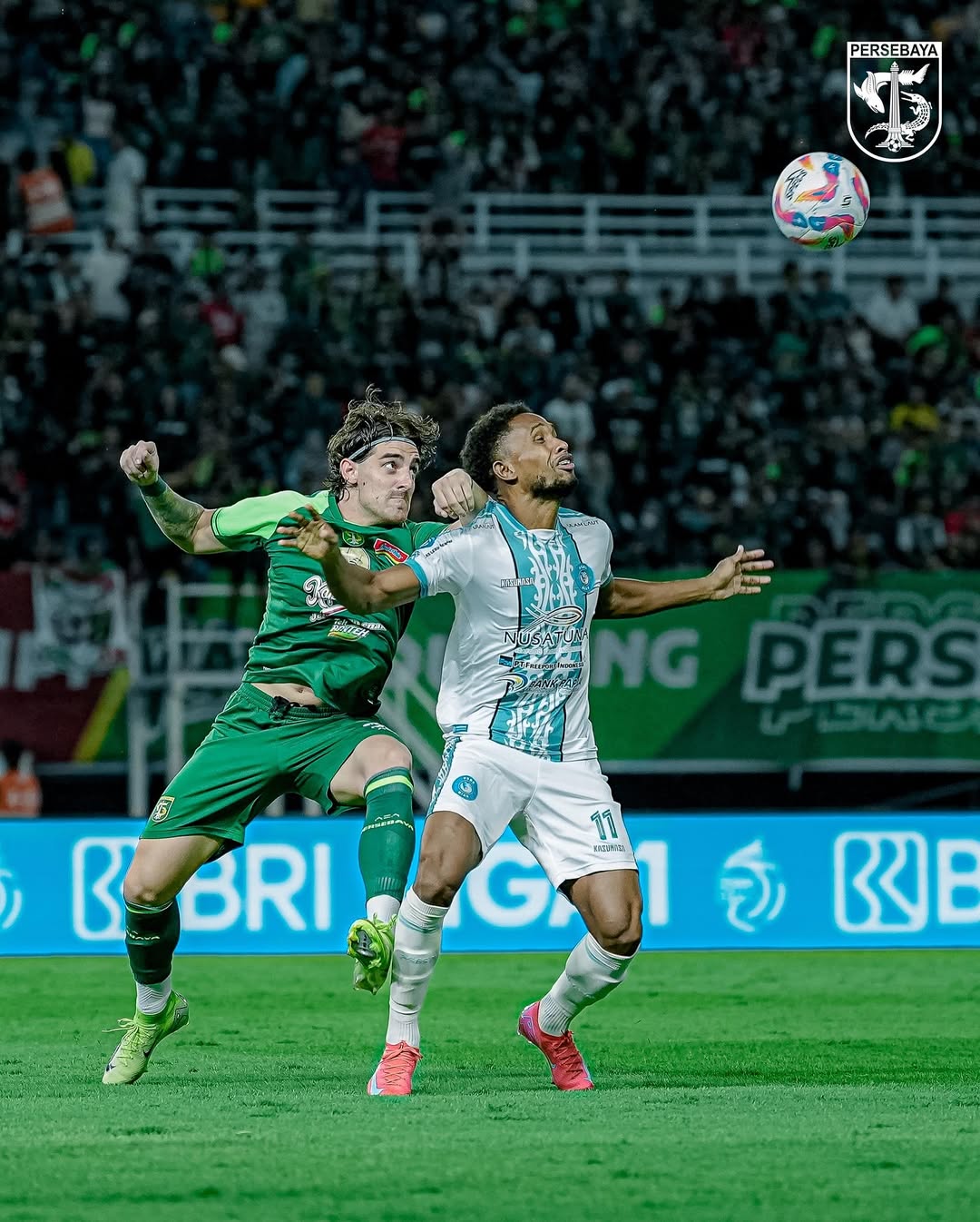 DUEL: Pemain Persebaya berduel dengan Pemain PSBS Biak beberapa waktu lalu. Persebaya akan bertamu ke kandang Dewa United dalam laga lanjutan Liga 1 2024/2025.