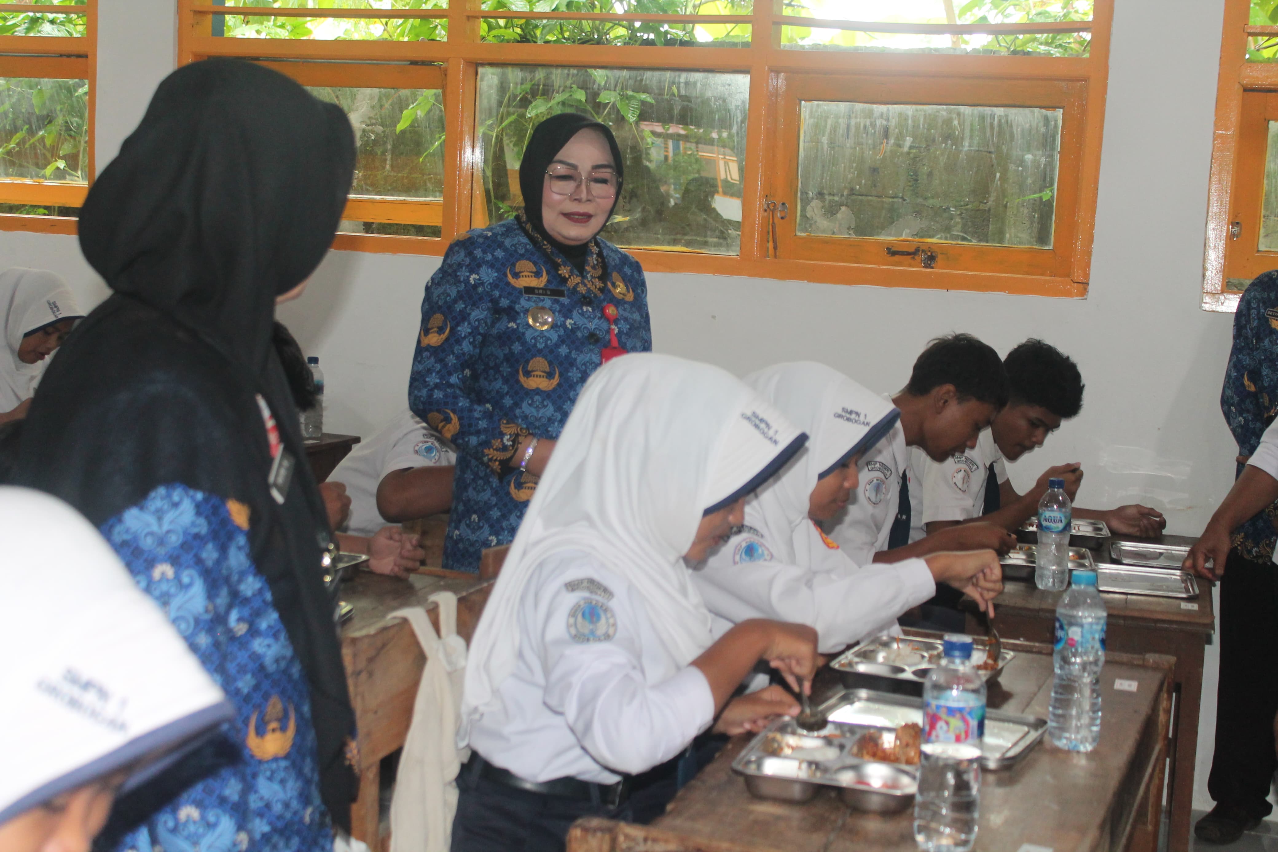 UJICOBA: Bupati Grobogan Sri Sumarni saat meninjau program Makan Bergizi Gratis (MBG) di SMPN 1 Grobogan, Senin (17/2) kemarin.