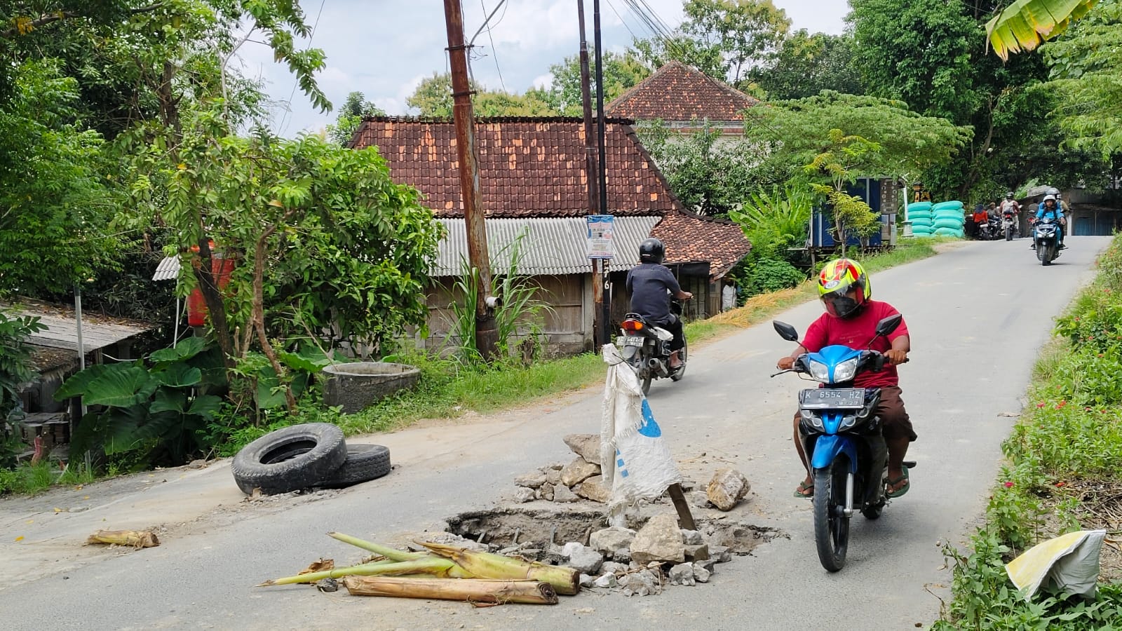 BERLUBANG : Jalan Desa Sindurejo, Kecamatan Toroh ditutup karena berlubang akibat dilintasi truk dengan muatan berlebih. (SIROJUL MUNIR)