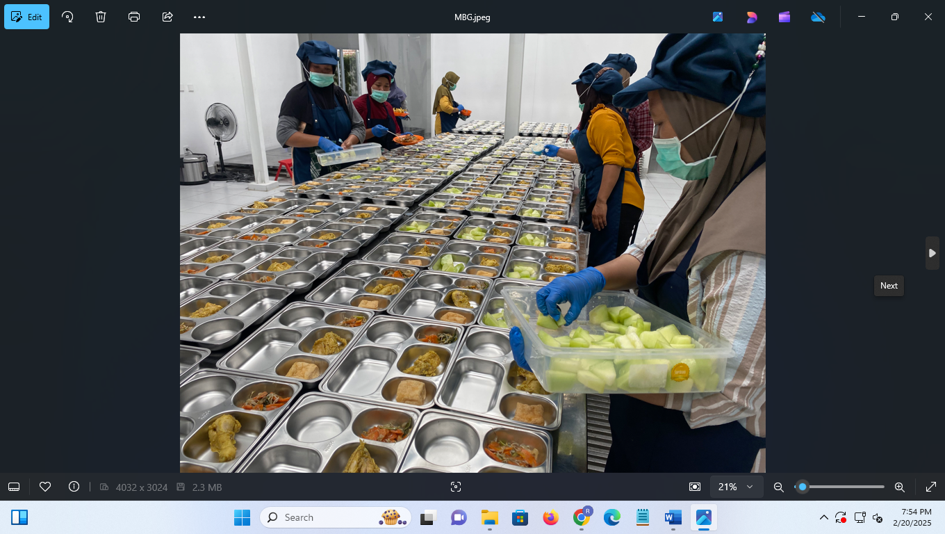 Penyusunan isi dari makanan bergizi gratis yang dilakukan di dapur gizi Kabupaten Blora. (ARIF FAKHRIAN KHALIM/RADAR PATI)