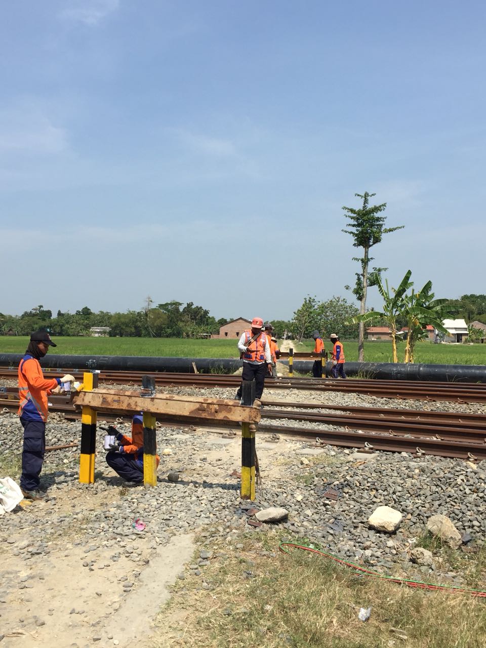 Petugas KA di Grobogan memblokir akses pejalan kaki agar tak terjadi kecelakaan lagi.