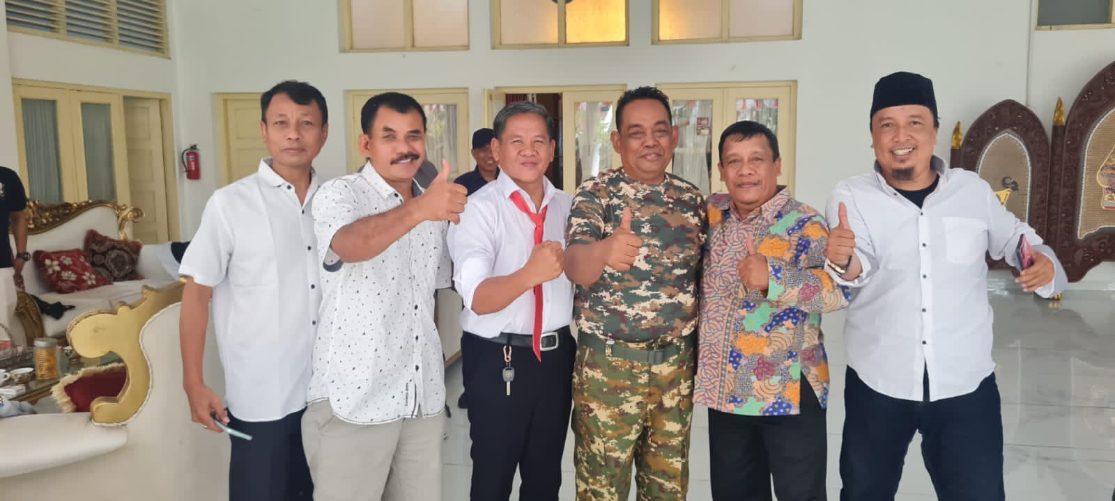 Bupati Grobogan terpilih Setyohadi mengenakan kostum untuk retreat di Akmil Magelang.