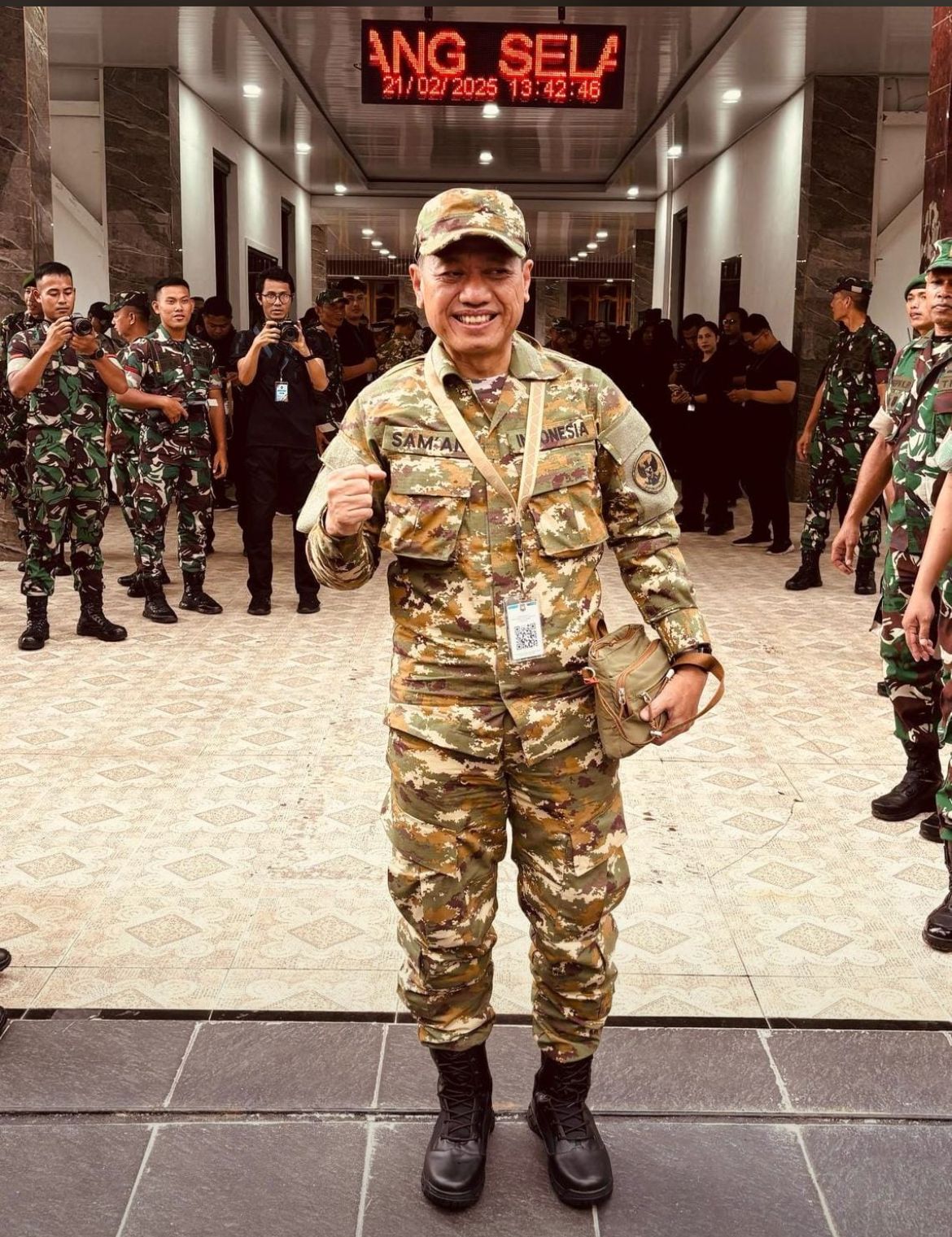 Bupati Kudus Samani Intakoris mengenakan kostum loreng untuk mengikuti retret di Akmil Magelang. (21/2).