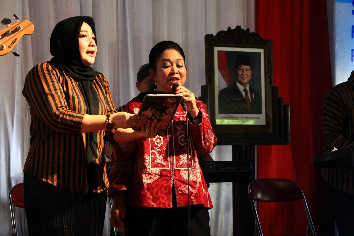 KULAKAN MASALAH: Siti Hediati Soeharto alias Titiek Soeharto menyanyikan lagu &rdquo;Angel&rdquo; dan &rdquo;Mendung Tanpa Udan&rdquo; saat bertemu dengan petani, nelayan, dan pelaku UMKM di Rembang. (WISNU AJI/RADAR PATI)