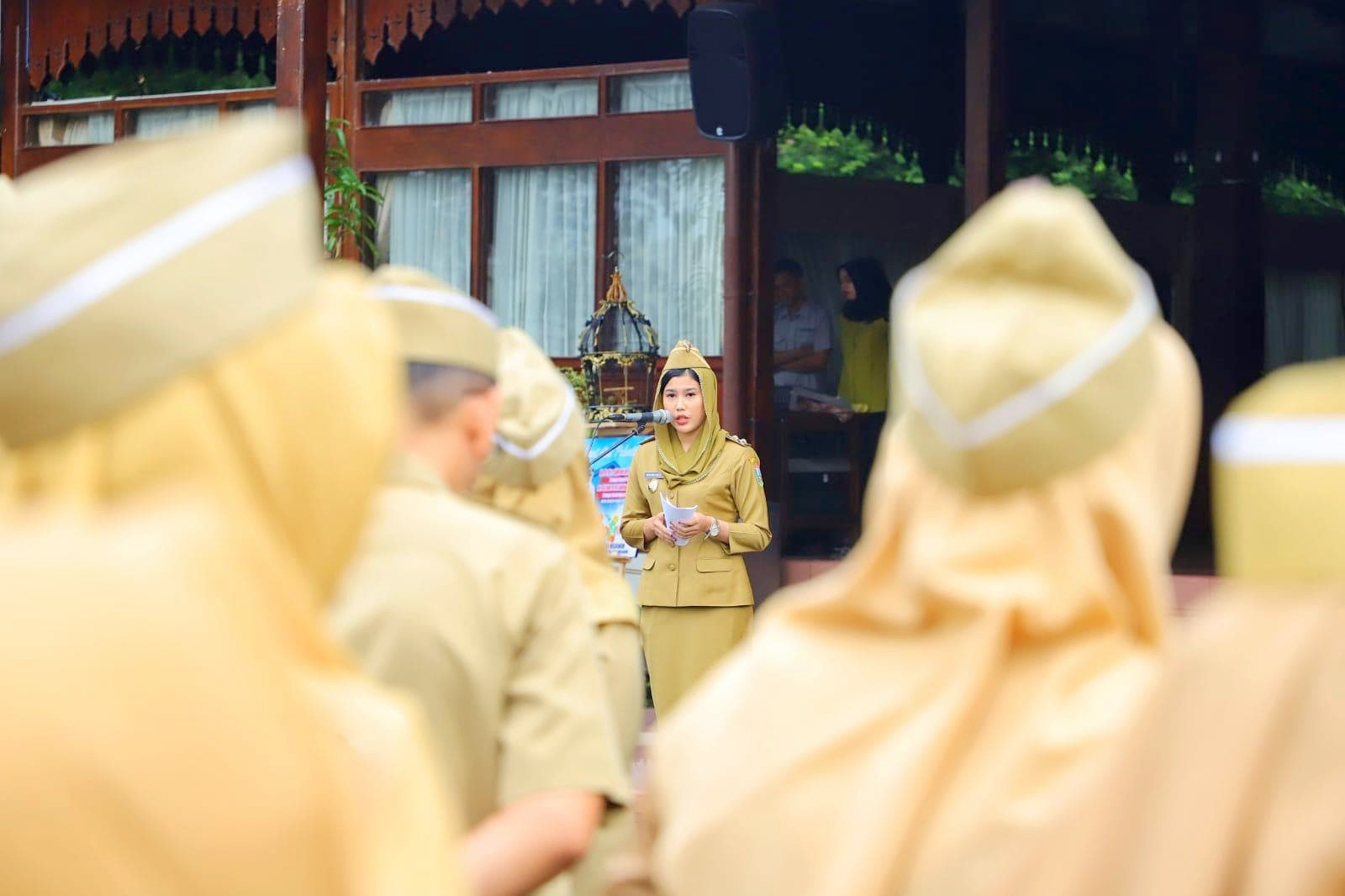 Wabup Kudus Bellinda Birton memimpin apel di Pendapa Kabupaten Kudus.
