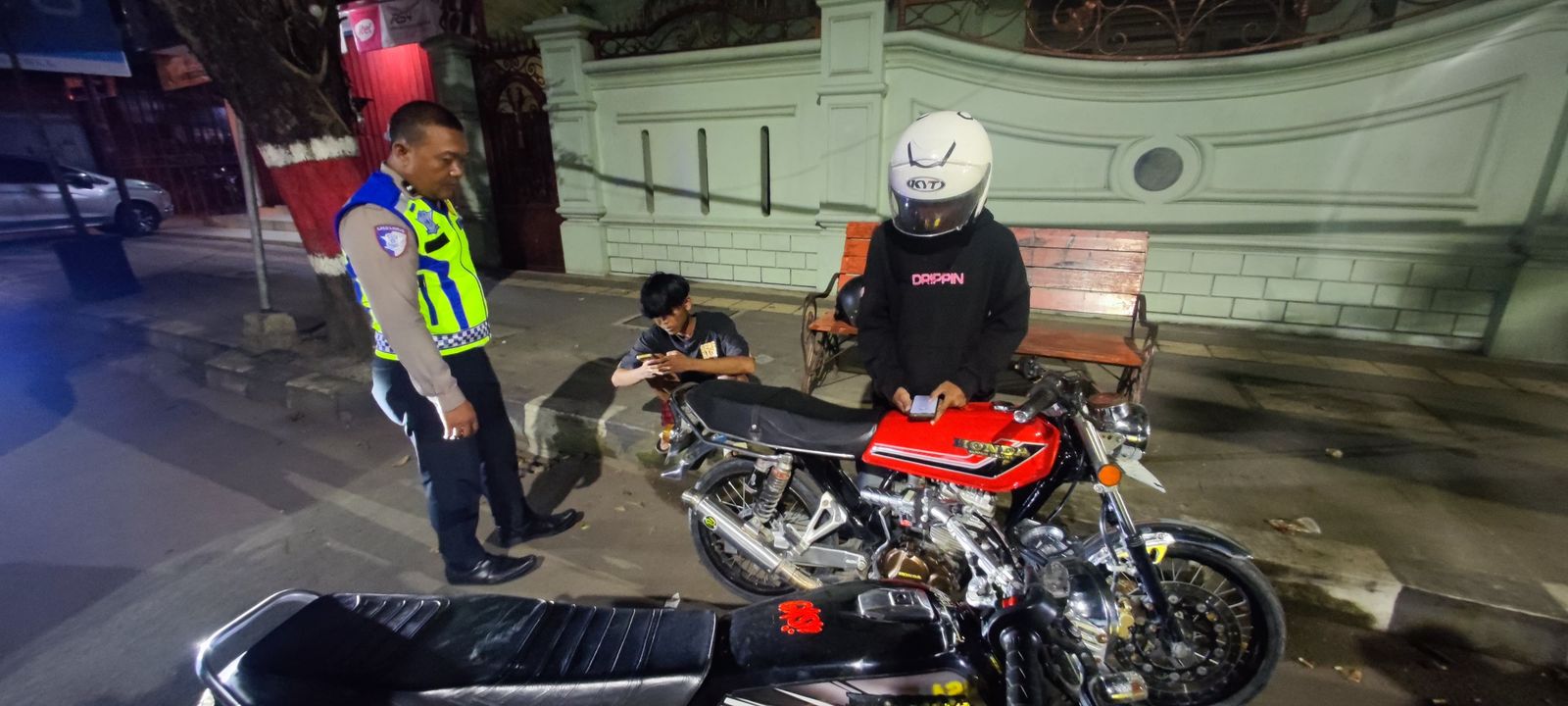 GAGALKAN BALAPAN: Anggota Satlantas dan Samapta Polres Grobogan menggagalkan aksi balap liar di Jalan R Soeprapto Purwodadi pada Minggu malam (23/2). (SIROJUL MUNIR/RADAR PATI)