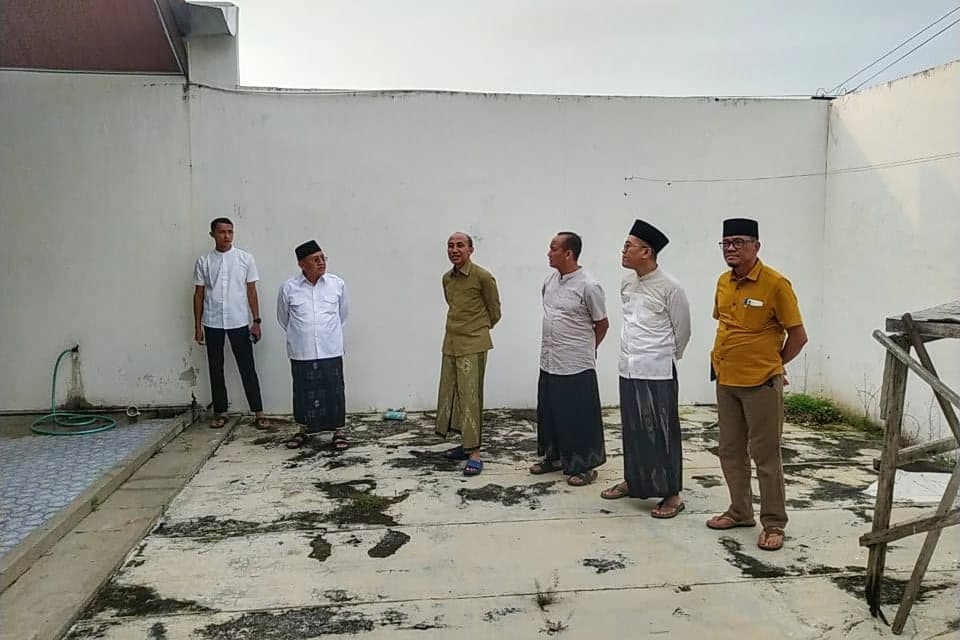 GAGALKAN BALAPAN: Anggota Satlantas dan Samapta Polres Grobogan menggagalkan aksi balap liar di Jalan R Soeprapto Purwodadi pada Minggu malam (23/2). (SIROJUL MUNIR/RADAR PATI)