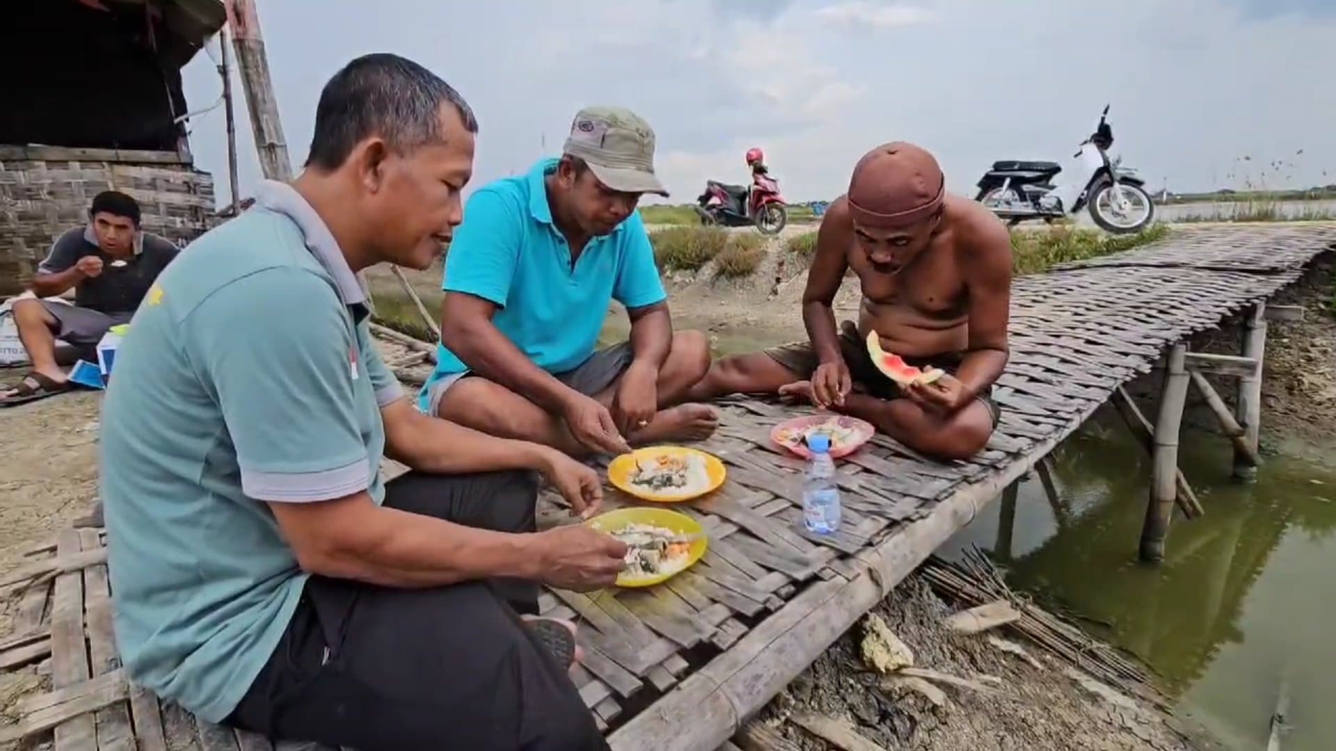 Warga Ketitangwetan Kecamatan Batangan Pati menikmati sajian masakan ikan bandeng di sebuah pondok tambak. (ACHMAD ULIL ALBAB/RADAR KUDUS)