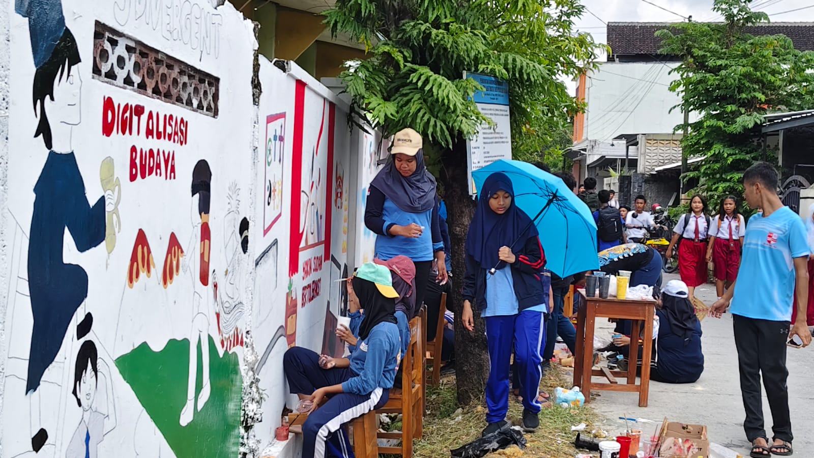 SENI MURAL: Siswa SMPN 1 Purwodadi melukis tembok pagar sekolah dengan Gaya Hidup Berkelanjutan kemarin. (SIROJUL MUNIR/RADAR PATI)
