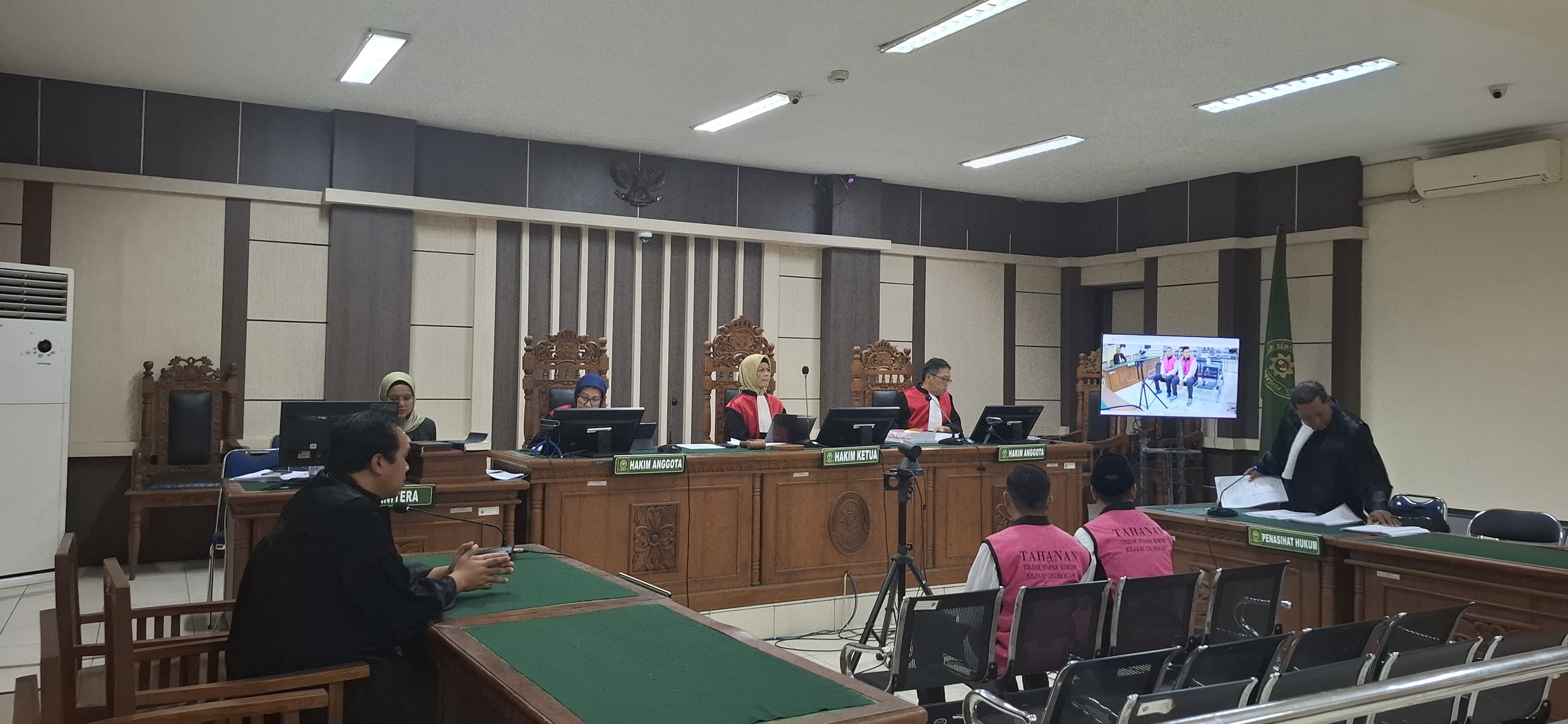 BACAKAN PLEDOI: Terdakwa Dwi Purwanto membacakan pledoi atas perkara dugaan korupsi pembangunan gedung SDN 2 Sumurgede Grobogan kemarin. (SIROJUL MUNIR/RADAR PATI)